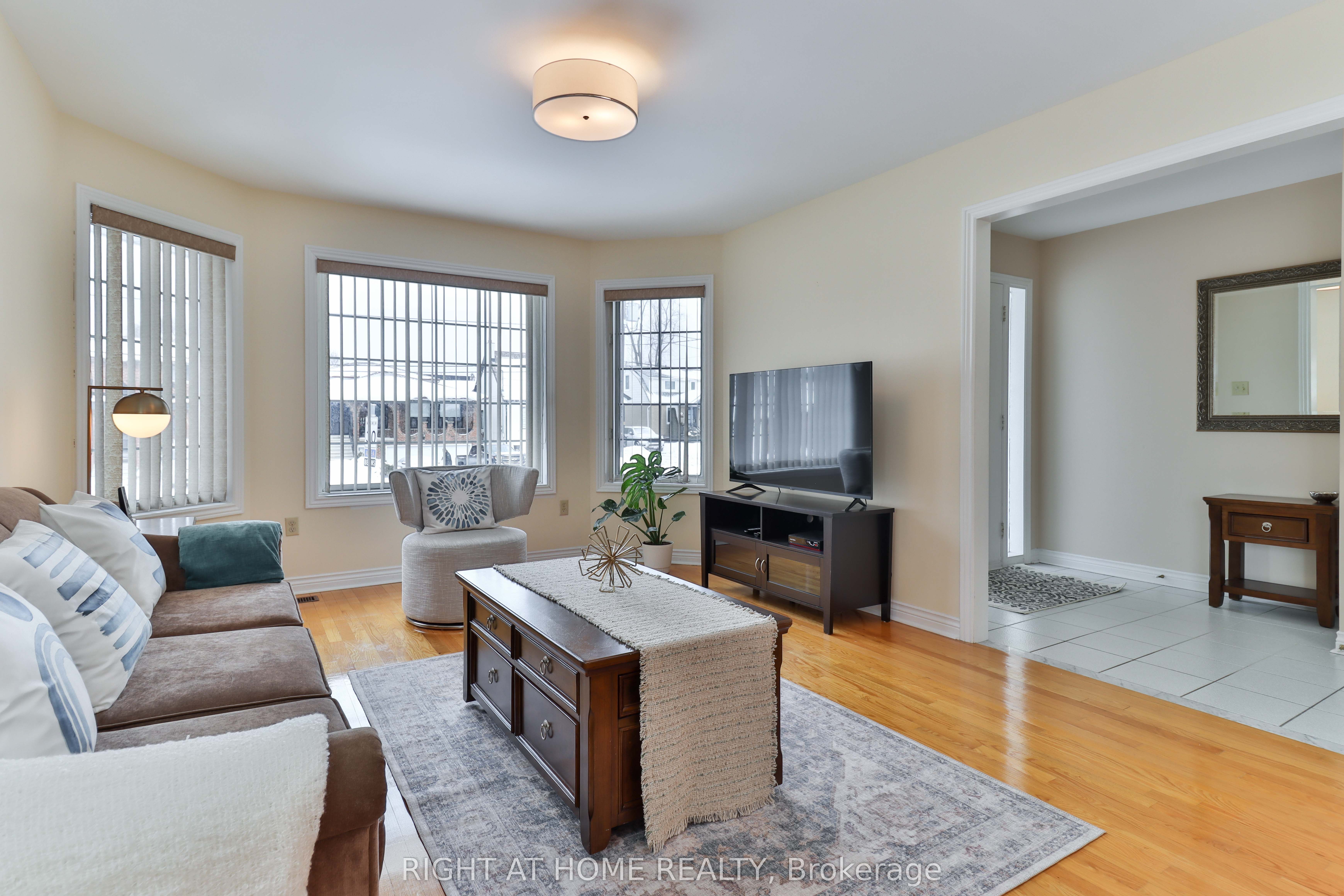 459 Maple Leaf Drive, Toronto, ON M6L 1R1 photo 4
