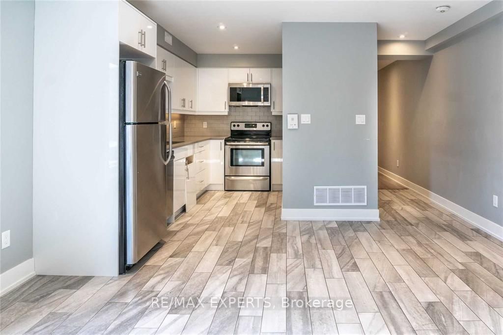 2 Hyde Avenue Upper, Toronto, ON M6M 1J3 photo 3