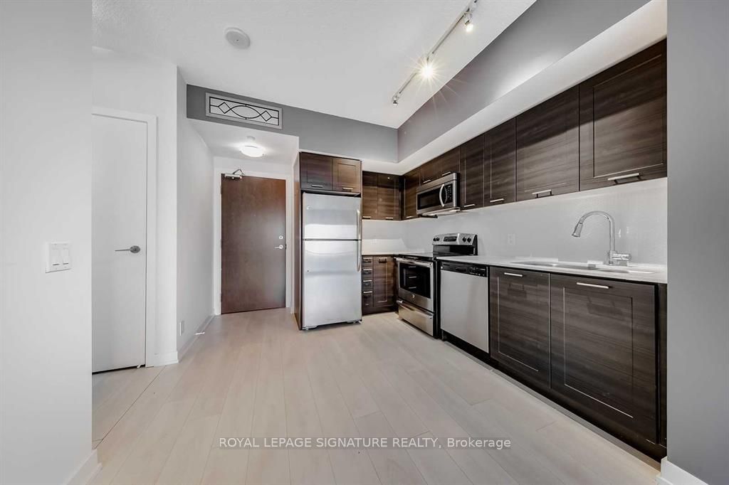2200 Lakeshore Boulevard 1003, Toronto, ON M8V 1A4 photo 3