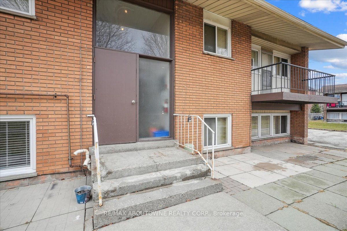 2354 Queensway Drive 2, Burlington, ON L7R 3T3 photo 3