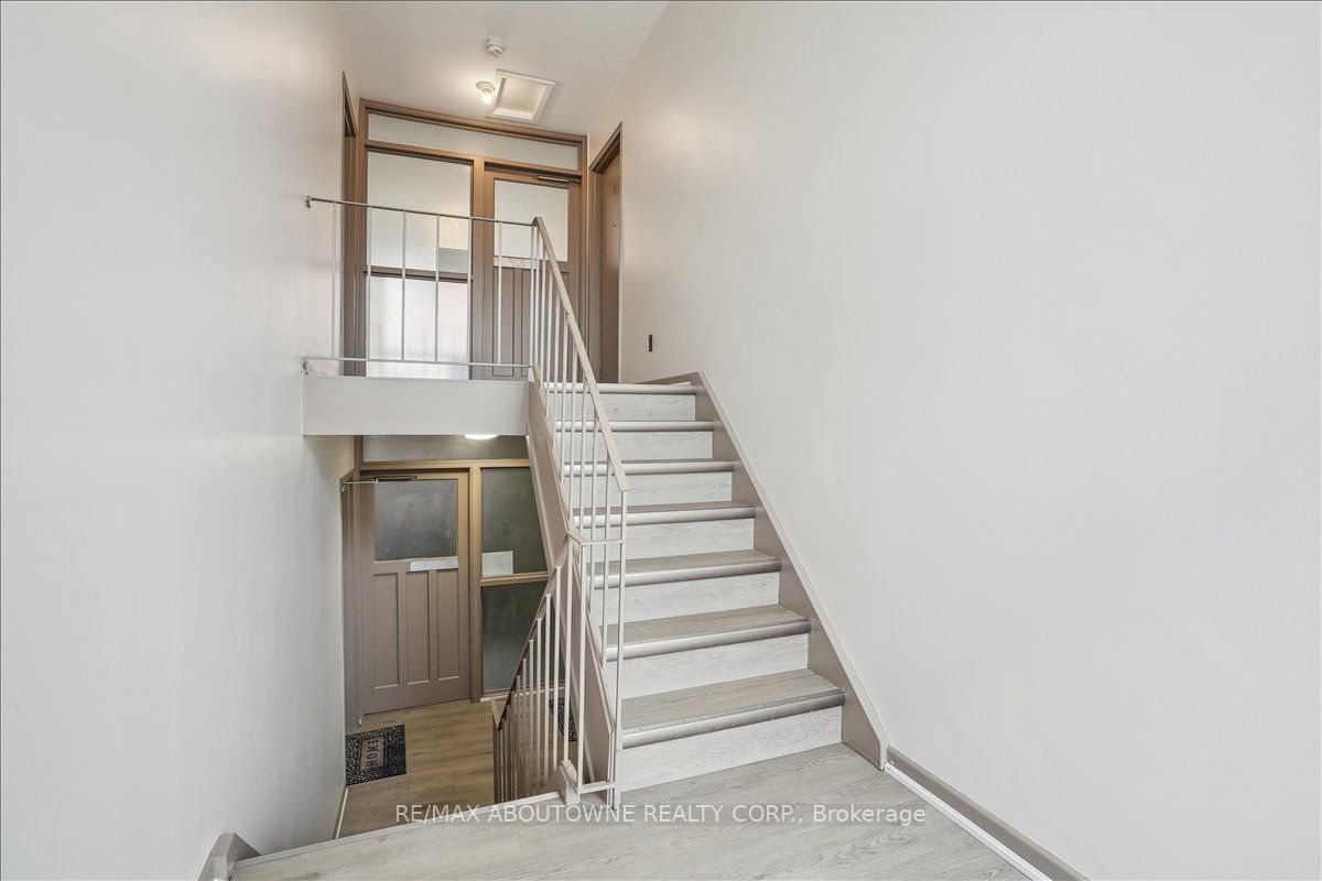 2354 Queensway Drive 2, Burlington, ON L7R 3T3 photo 4