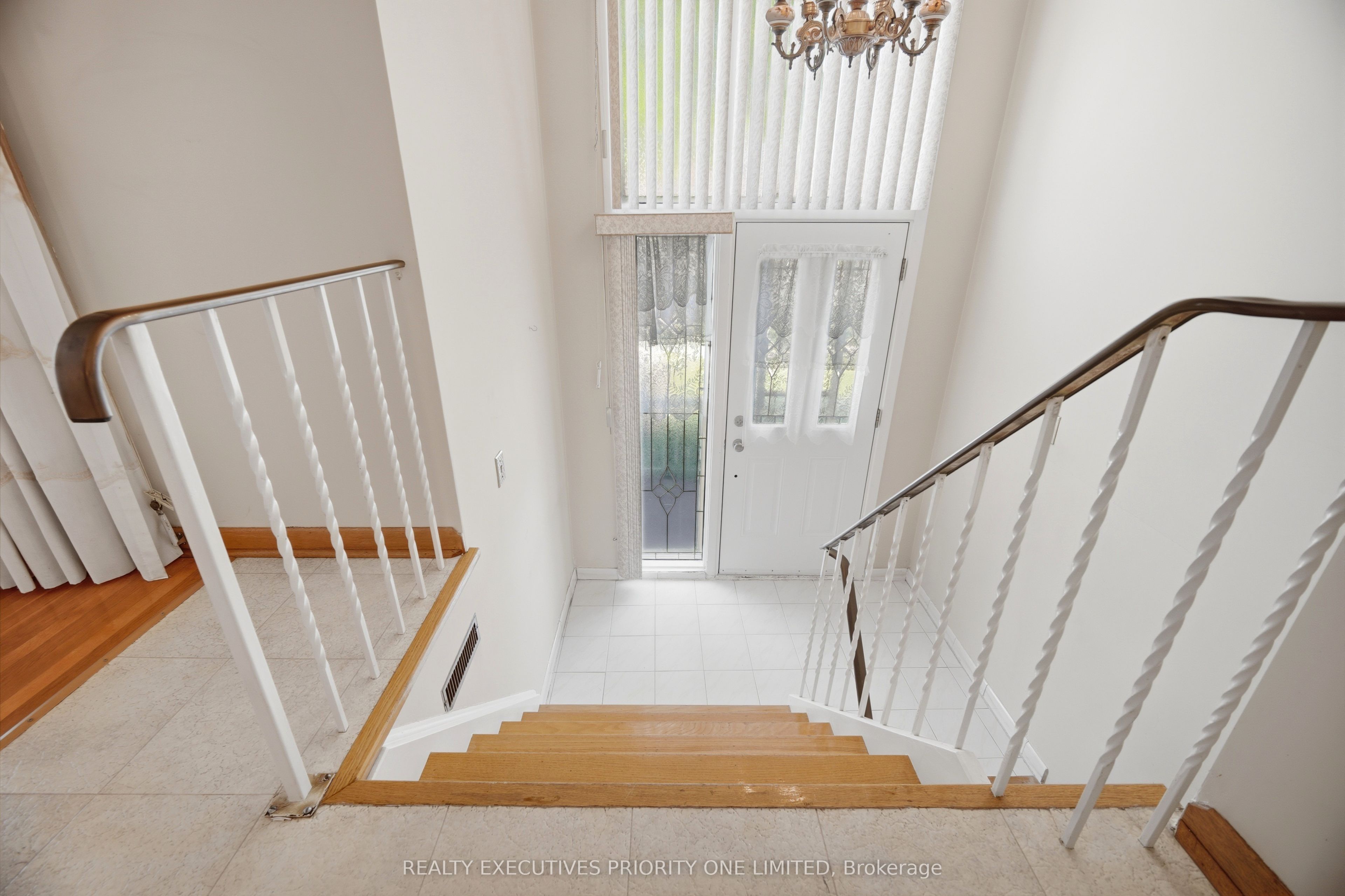 121 Cabana Drive, Toronto, ON M9L 1L1 photo 4