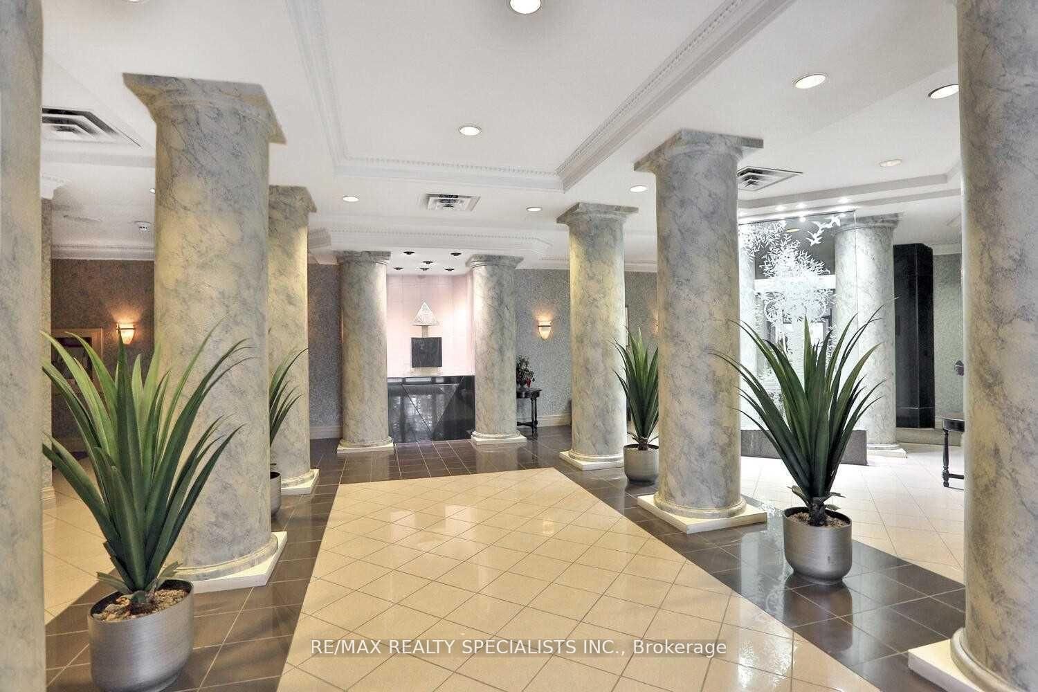 45 Kingsbridge Garden Circle 601, Mississauga, ON L5R 3K4 photo 2