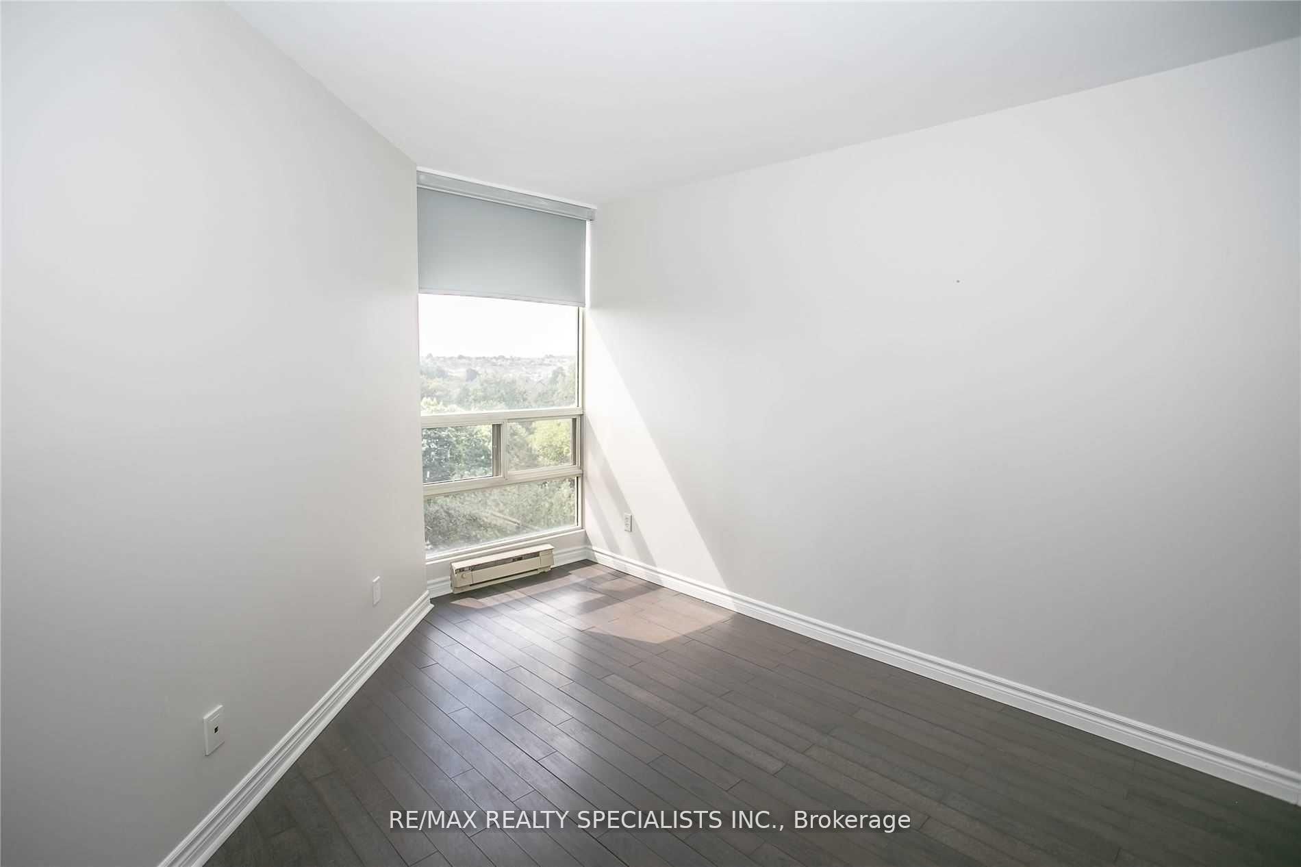 45 Kingsbridge Garden Circle 601, Mississauga, ON L5R 3K4 photo 4