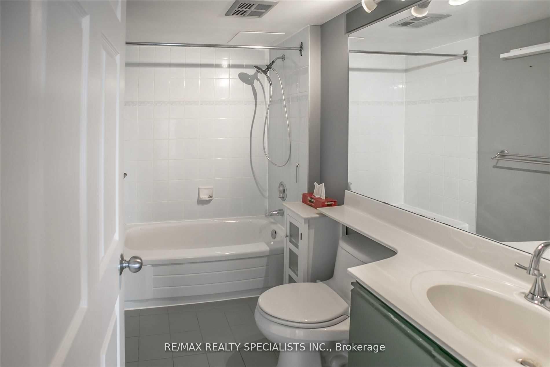 45 Kingsbridge Garden Circle 601, Mississauga, ON L5R 3K4 photo 5