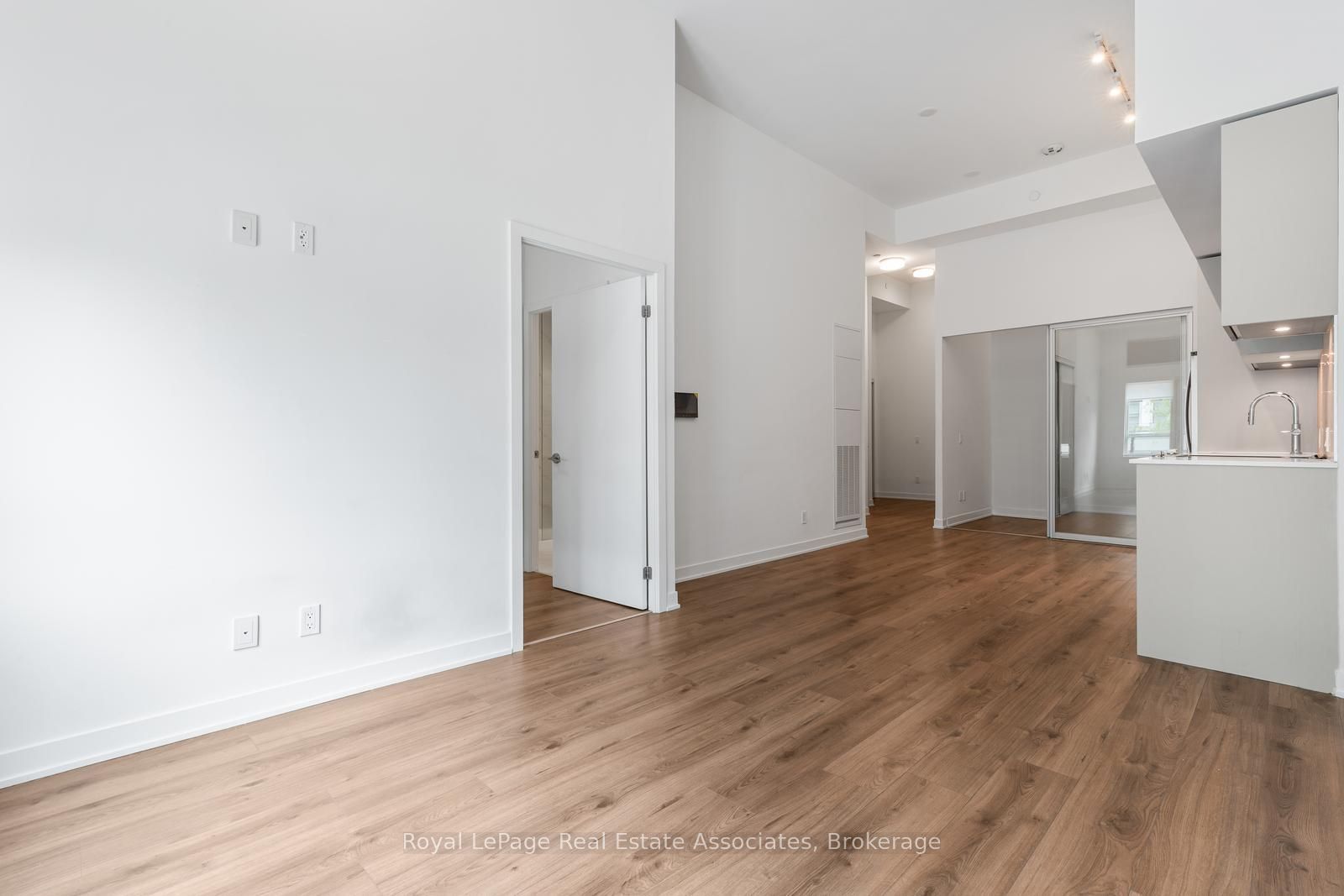 405 Dundas Street W 114, Oakville, ON L6M 4P9 photo 5