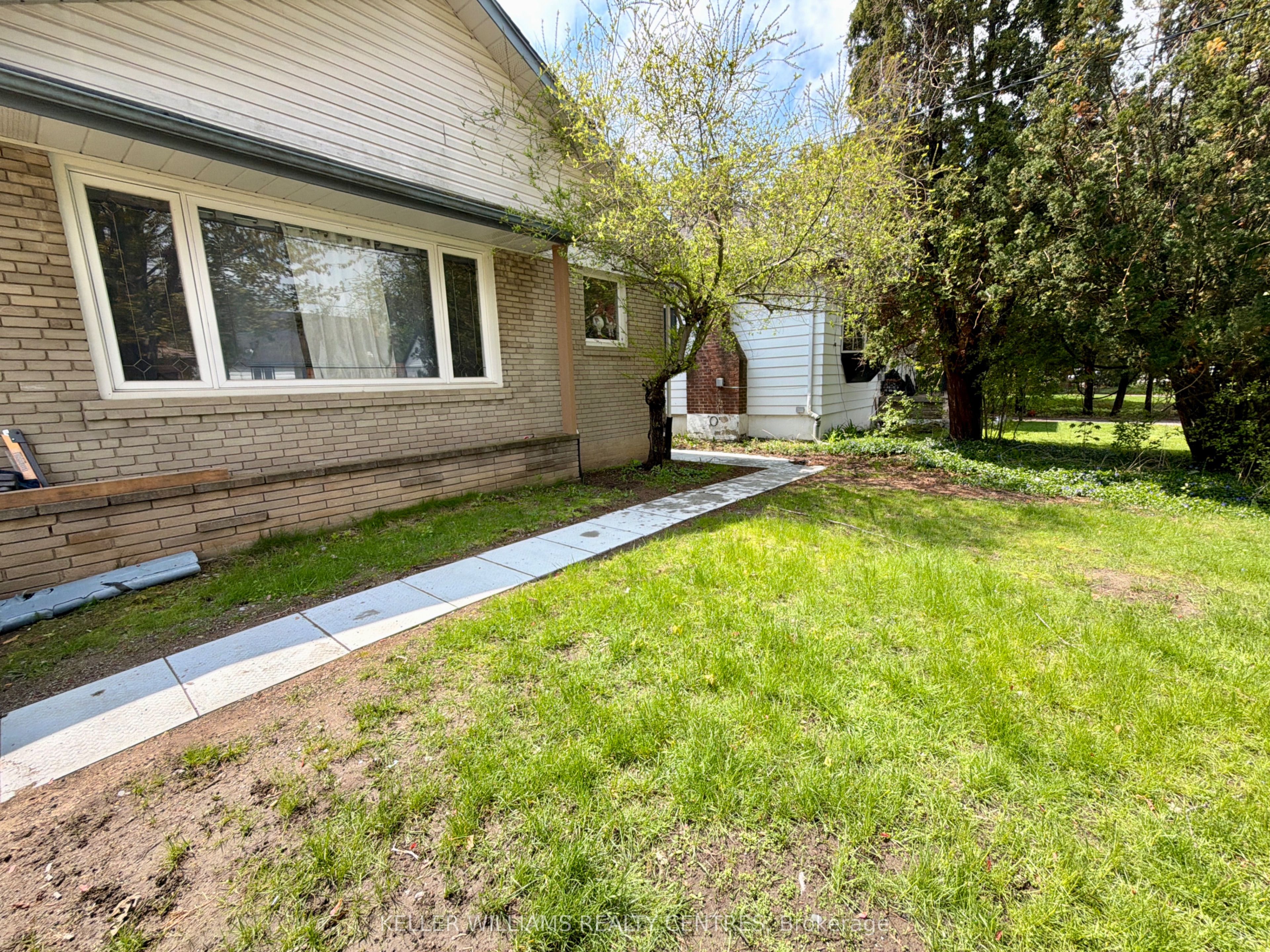 9 Sanderson Road Lower, Toronto, ON M9V 1C6