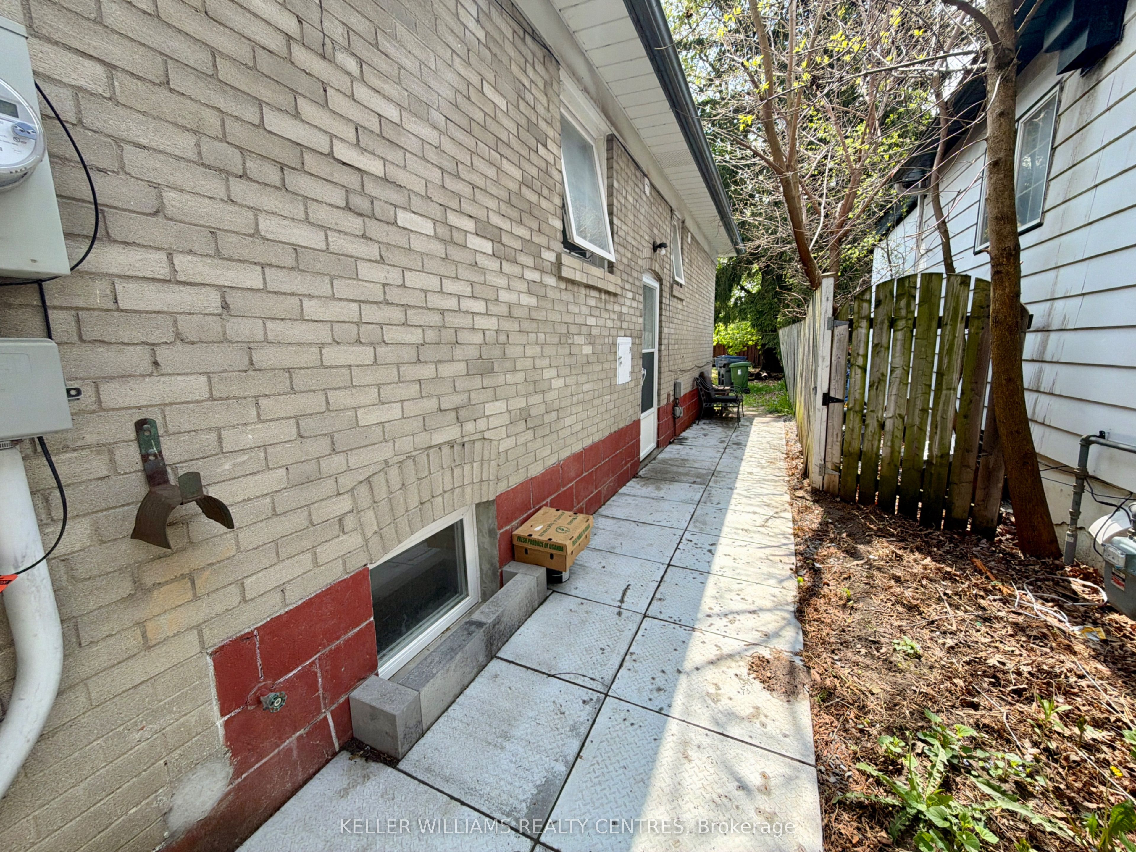 9 Sanderson Road Lower, Toronto, ON M9V 1C6 photo 3