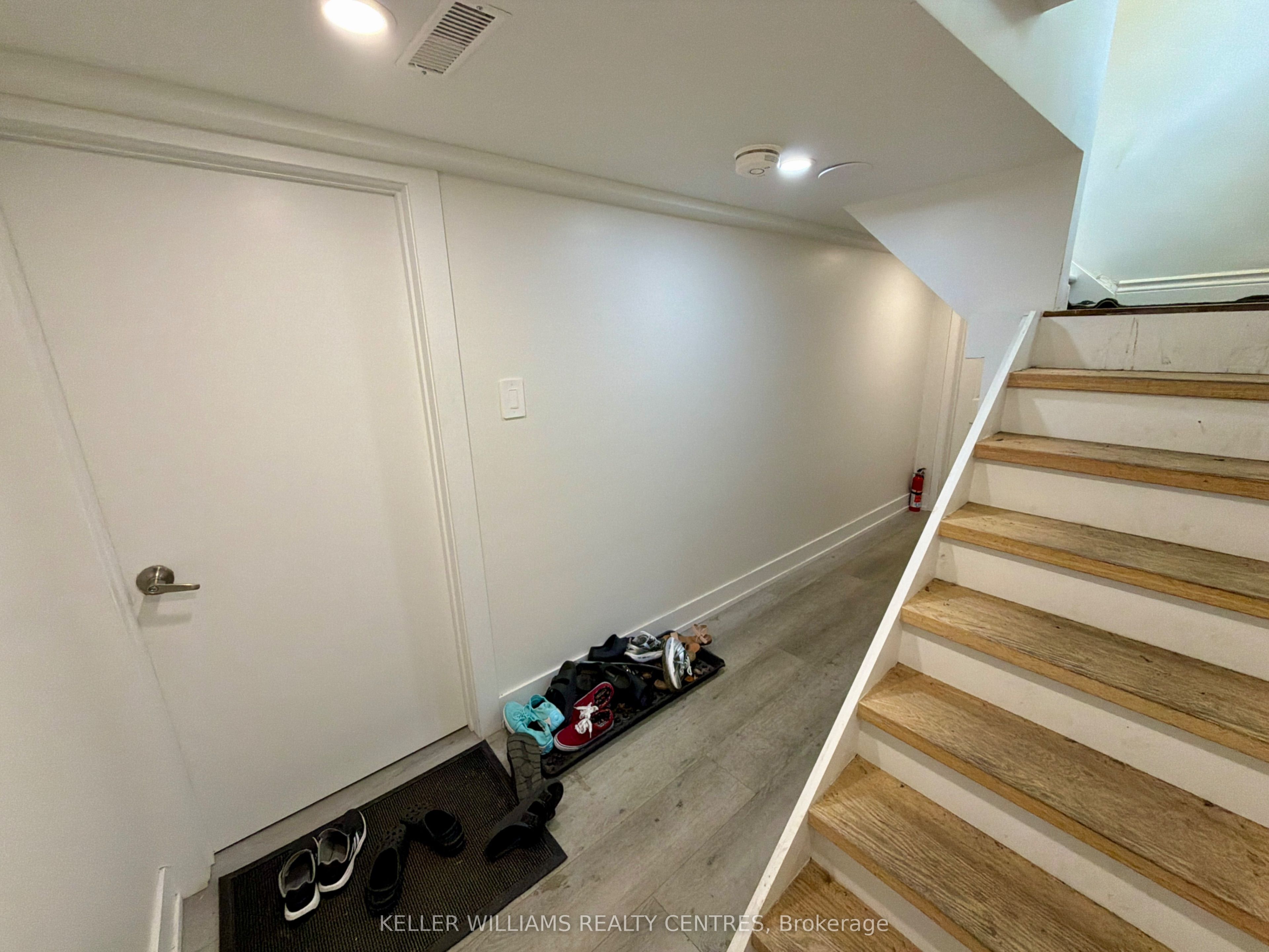 9 Sanderson Road Lower, Toronto, ON M9V 1C6 photo 4