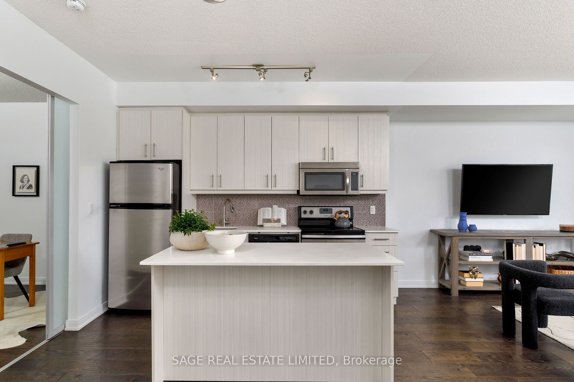 760 The Queensway 401, Toronto, ON M8Z 0E1 photo 2