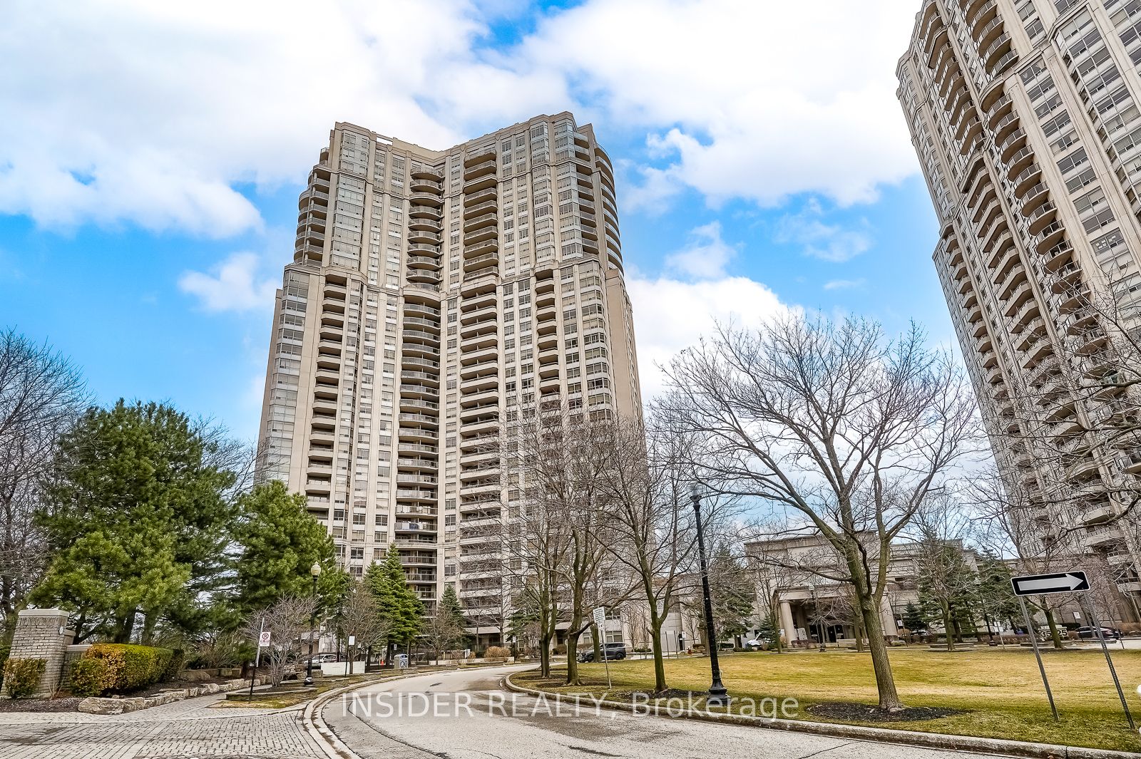 35 Kingsbridge Garden Circle 2009, Mississauga, ON L5R 3Z5