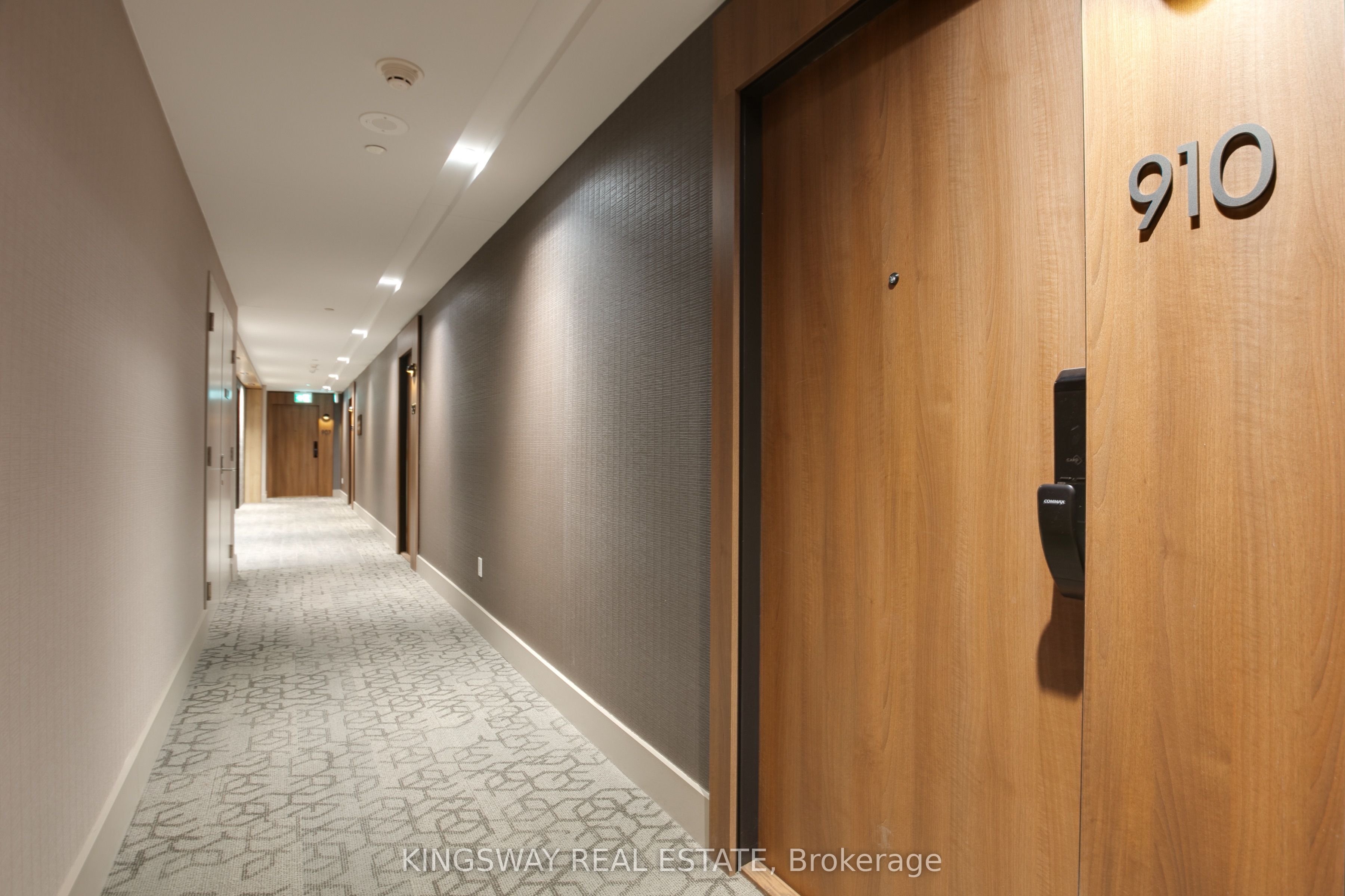21 Park Street 910, Mississauga, ON L5G 1L7 photo 2