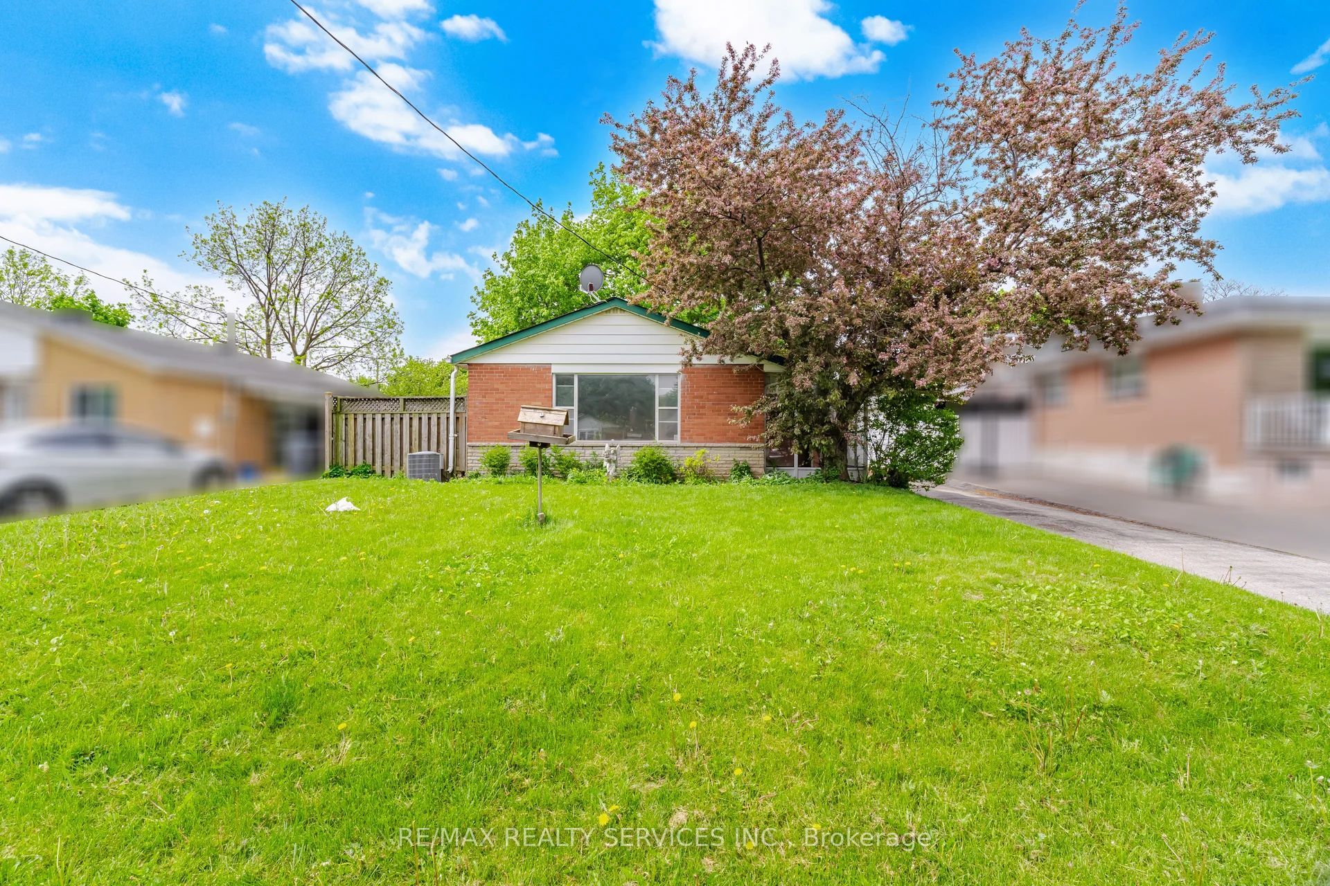 27 Hadrina Street, Brampton, ON L6X 2J5 photo 2