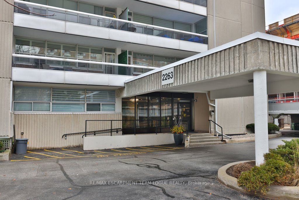 2263 Marine Drive 301, Oakville, ON L6L 5K1 photo 2