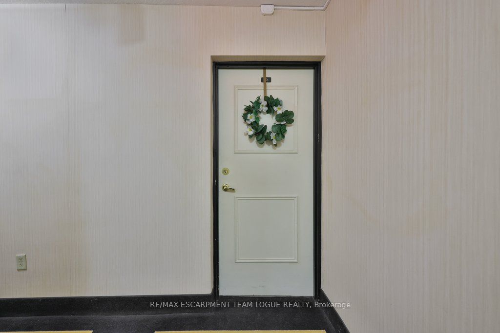 2263 Marine Drive 301, Oakville, ON L6L 5K1 photo 4