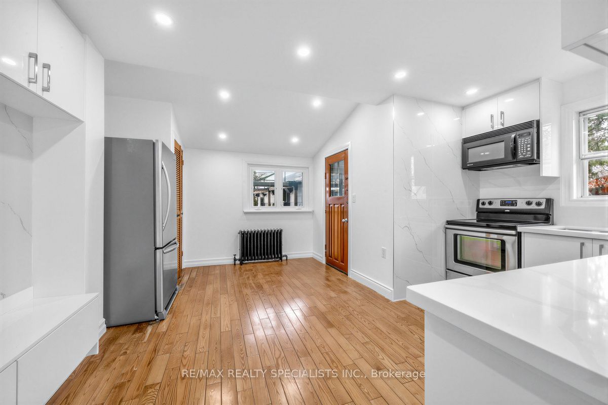 1035 Briar Hill Avenue Main & 2nd, Toronto, ON M6B 1M6 photo 4