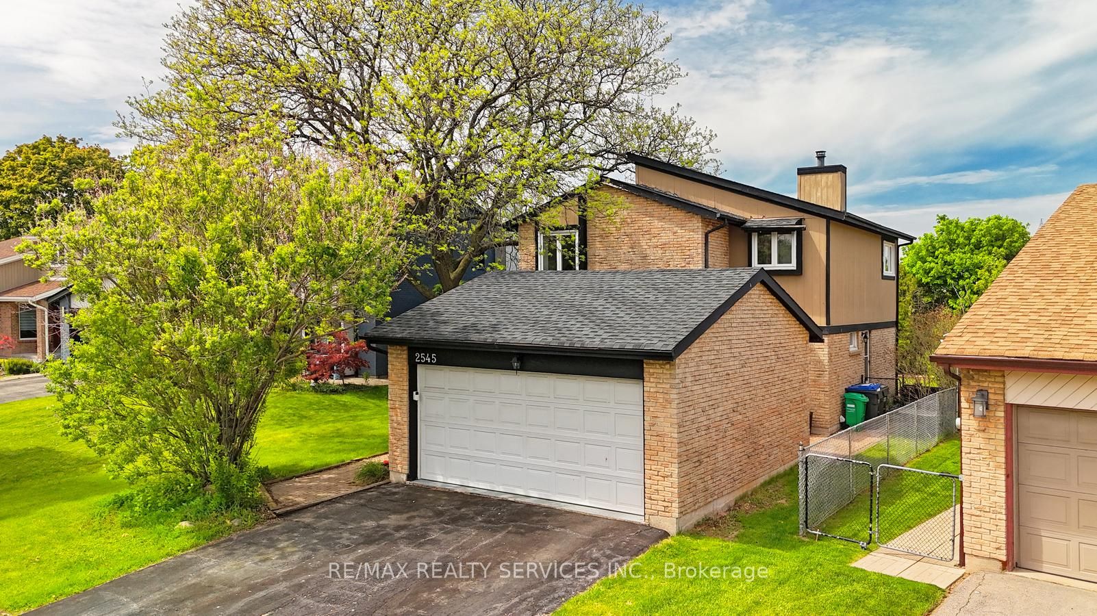 2545 Folkway Drive, Mississauga, ON L5L 2J9 photo 2