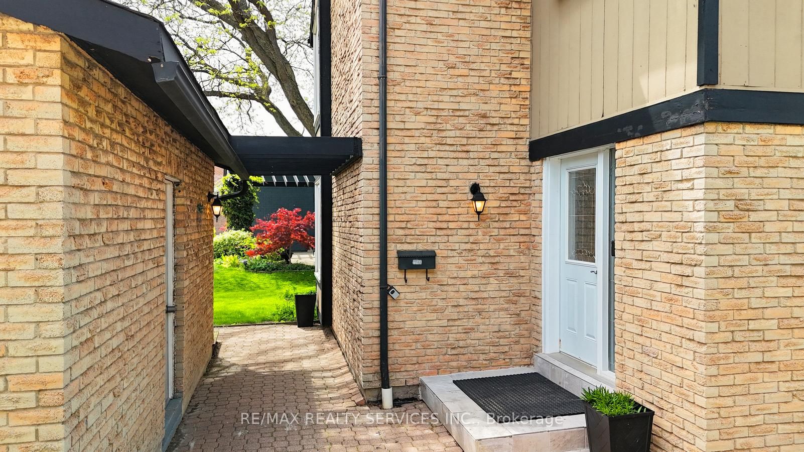 2545 Folkway Drive, Mississauga, ON L5L 2J9 photo 4
