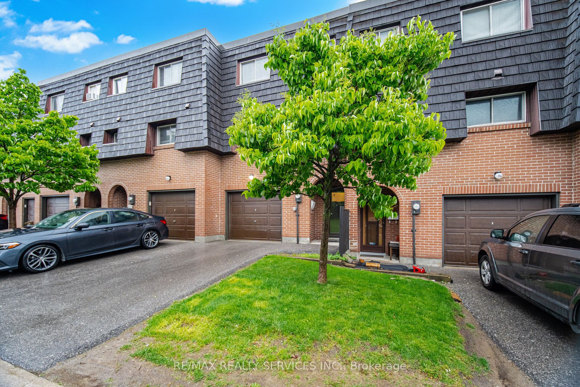 154 Darras Court, Brampton, ON L6T 1W7 photo 2
