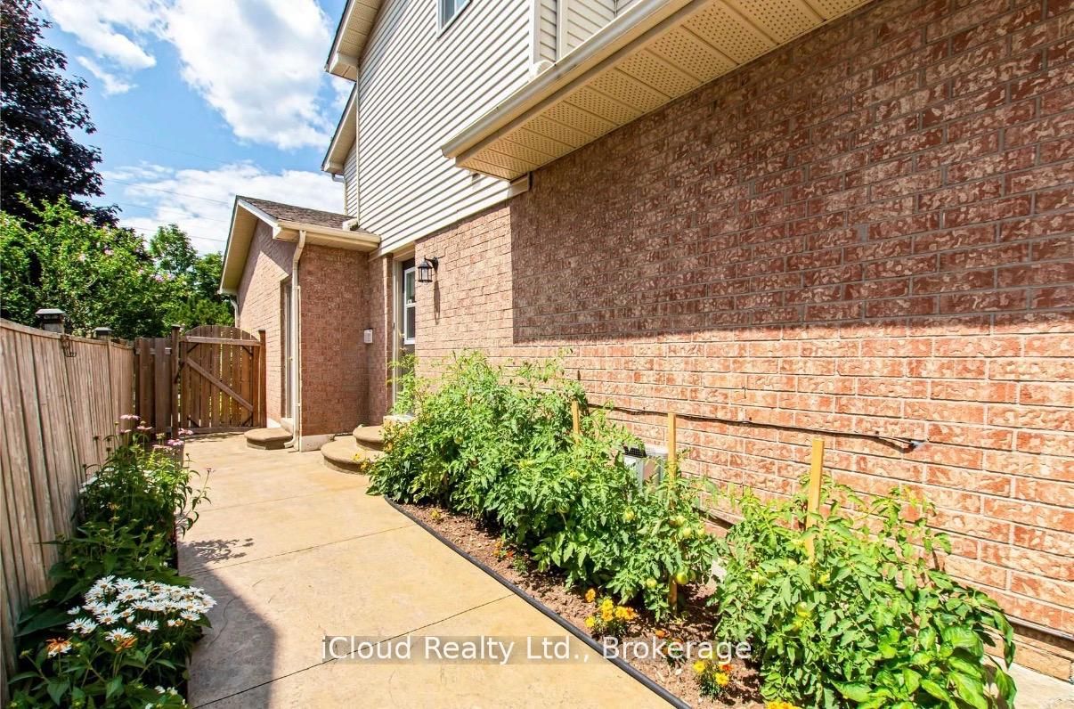 2067 Hunters Wood Drive, Burlington, ON L7M 2T1 photo 2