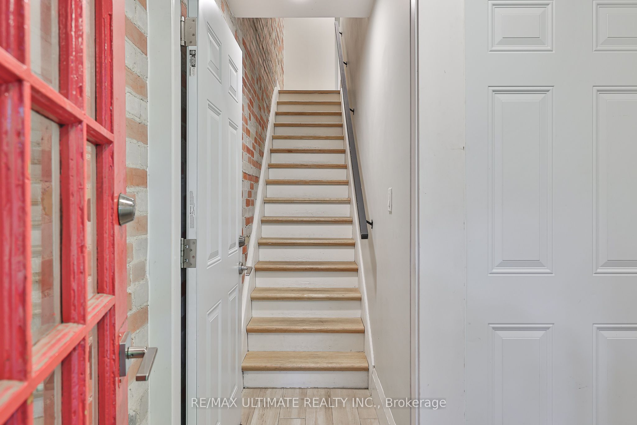 8 Grafton Avenue, Toronto, ON M6R 1C4 photo 3
