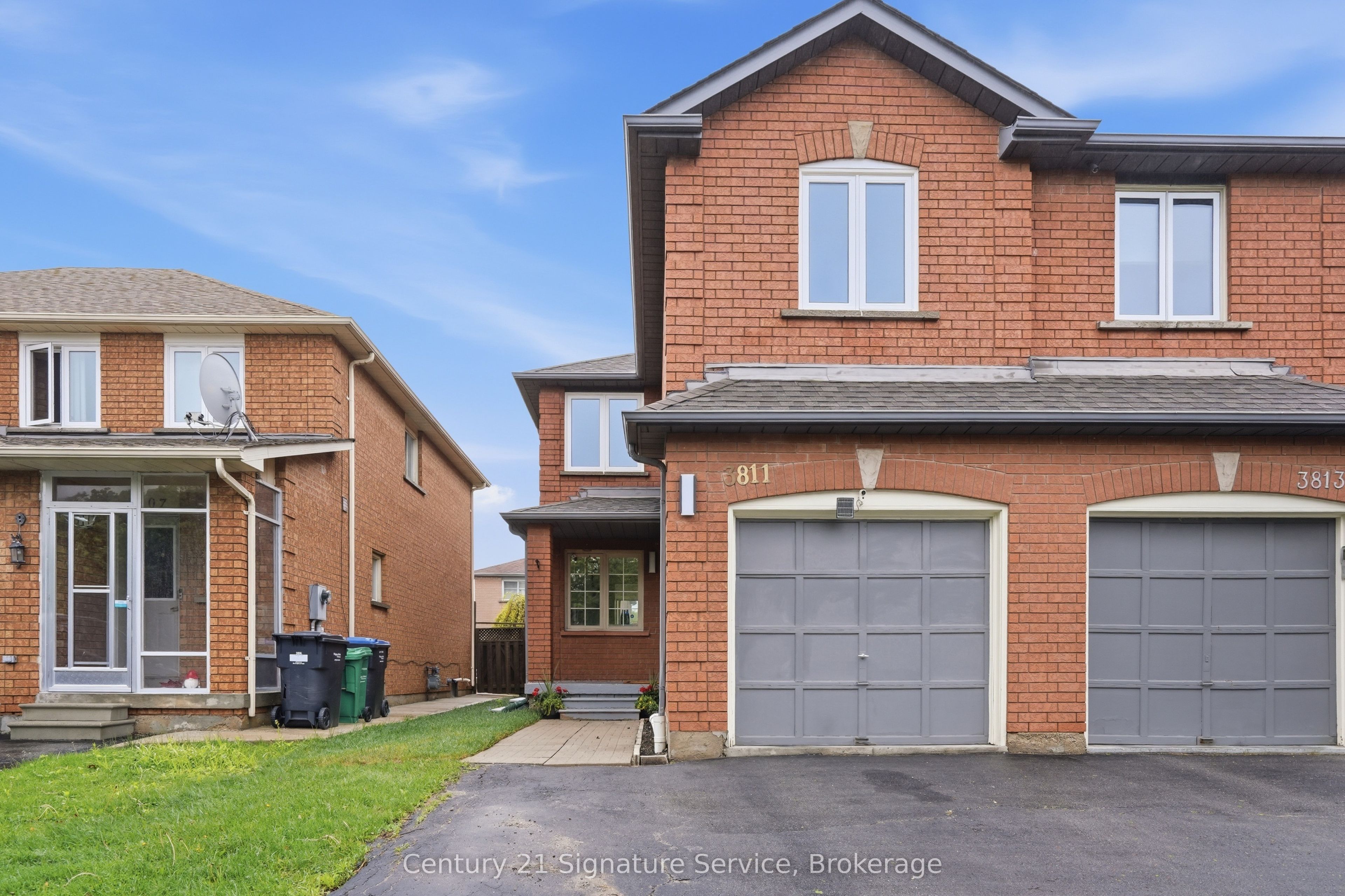 3811 Densbury Drive, Mississauga, ON L5N 6Z3 photo 2