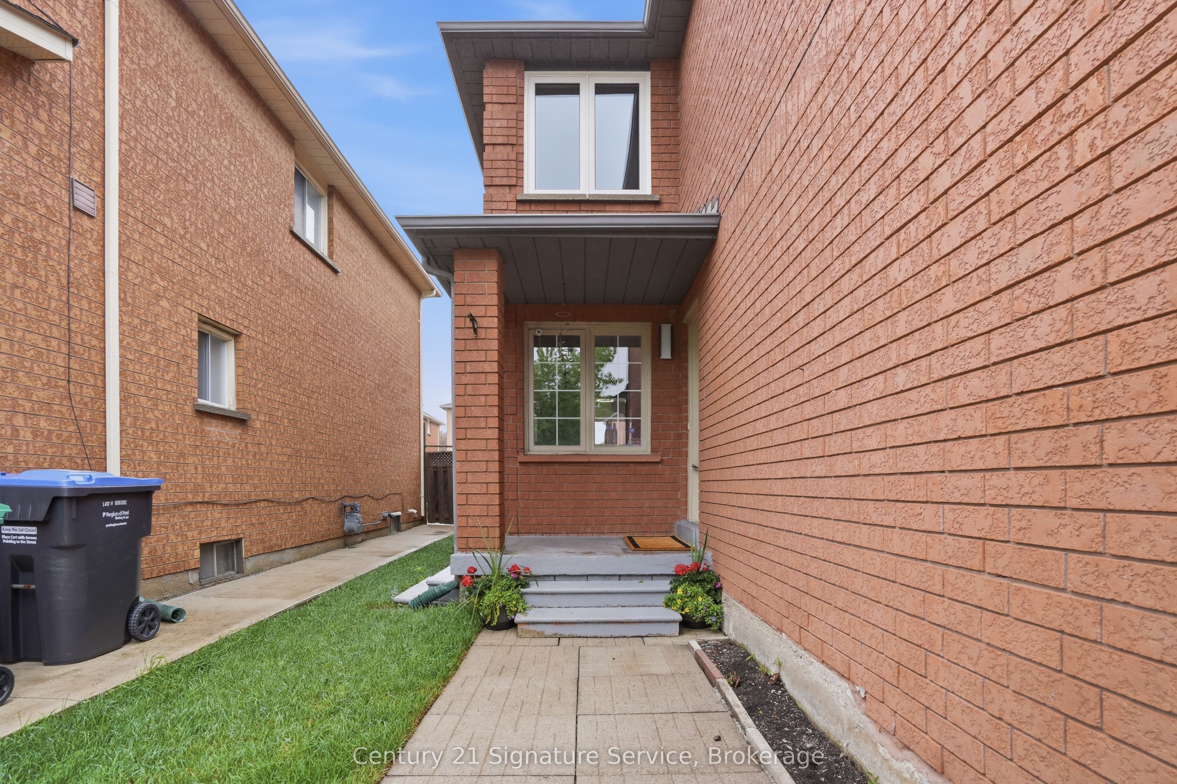 3811 Densbury Drive, Mississauga, ON L5N 6Z3 photo 4