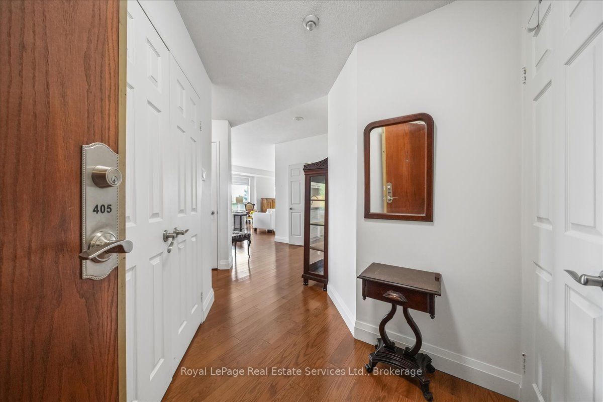 2511 Lakeshore Road W 405, Oakville, ON L6L 6L9 photo 3