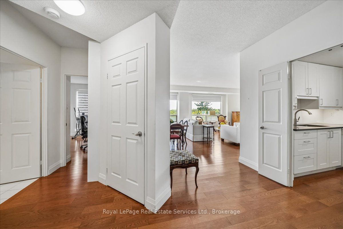 2511 Lakeshore Road W 405, Oakville, ON L6L 6L9 photo 5