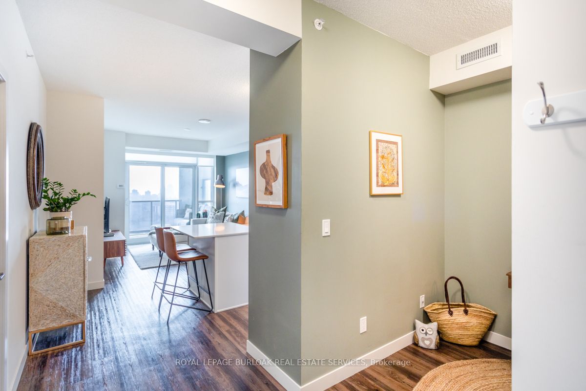 2093 Fairview Street 1405, Burlington, ON L7R 0E6 photo 3