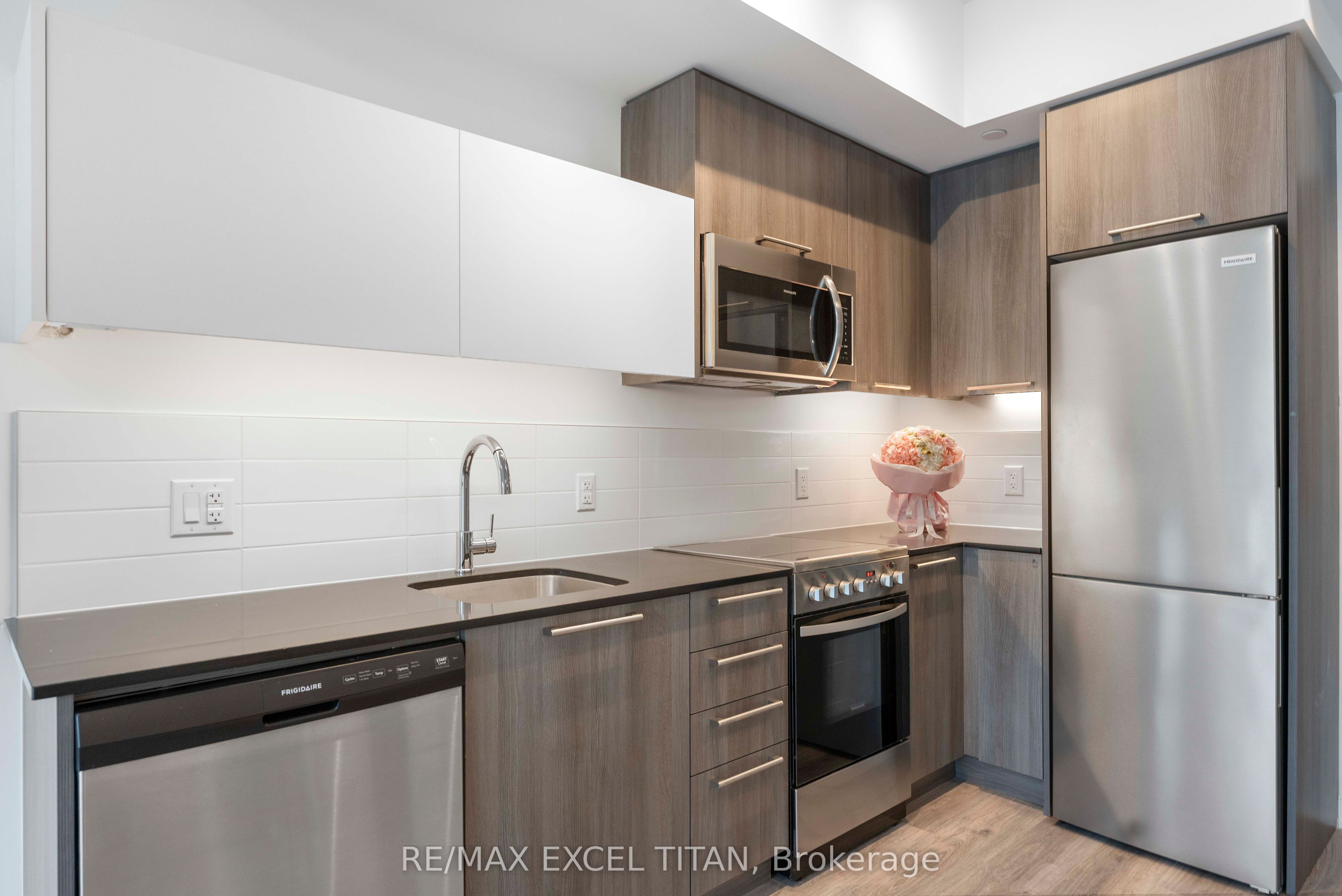 25 Neighbourhood Lane 205, Toronto, ON M8Y 0C4 photo 2