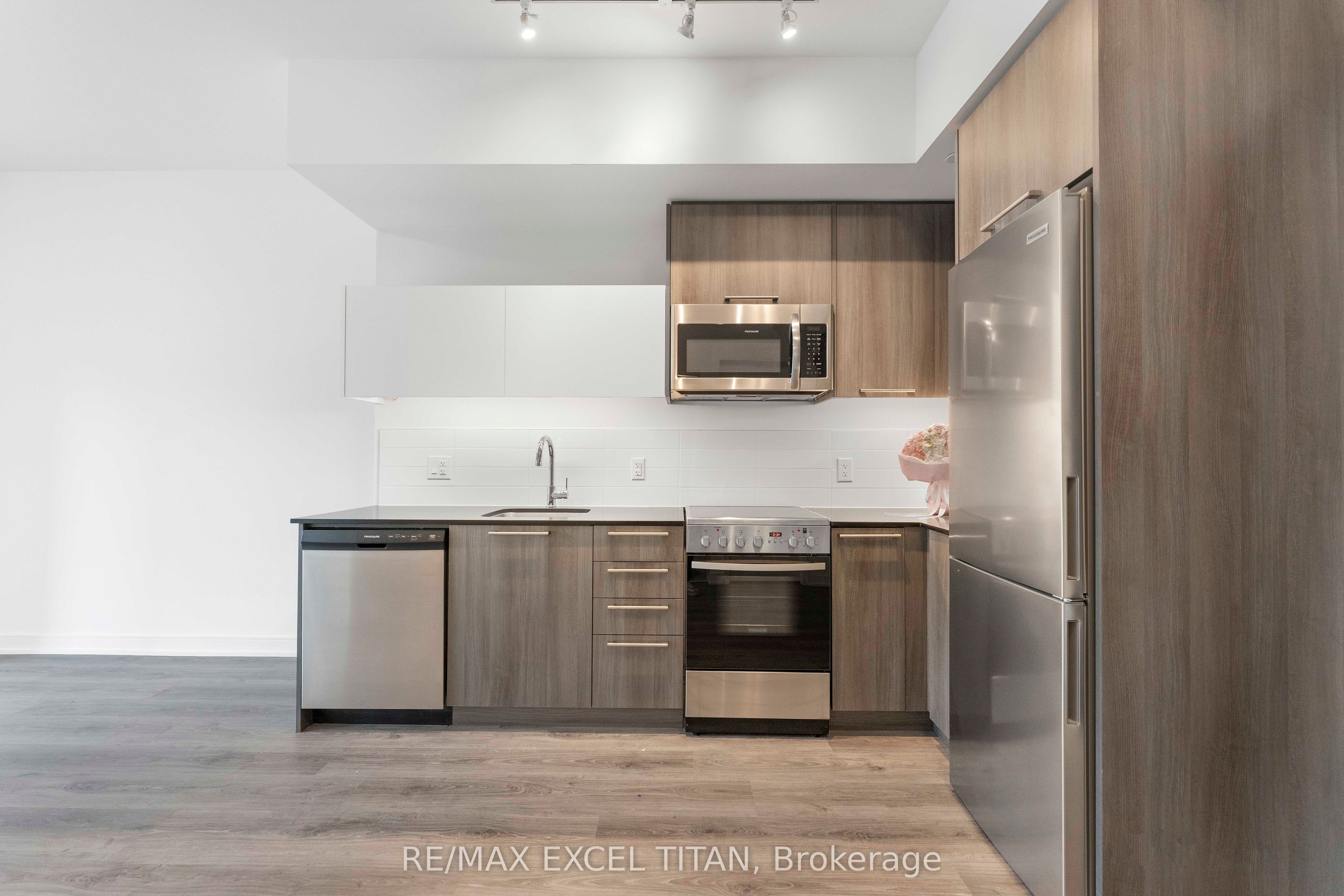 25 Neighbourhood Lane 205, Toronto, ON M8Y 0C4 photo 3