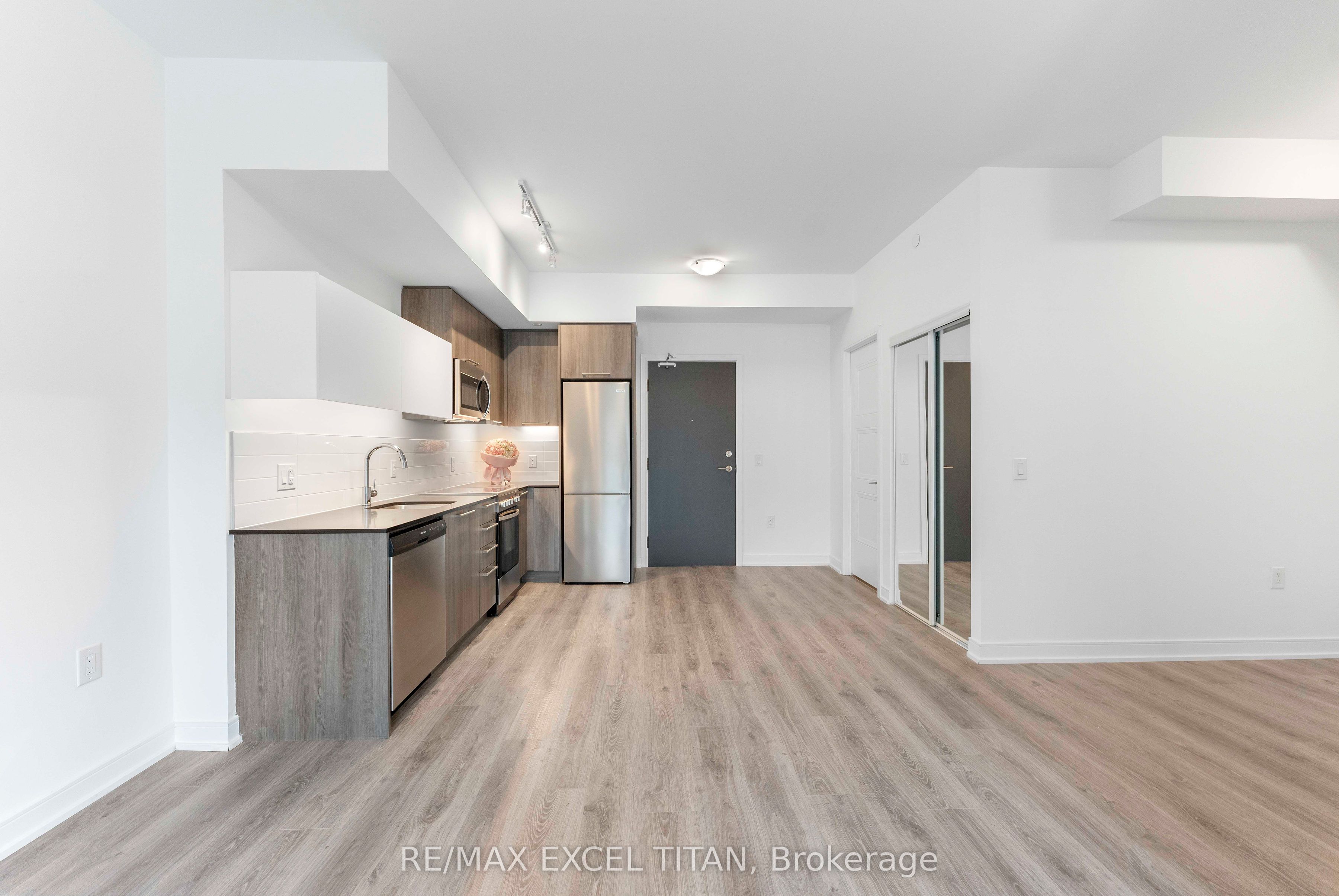 25 Neighbourhood Lane 205, Toronto, ON M8Y 0C4 photo 4