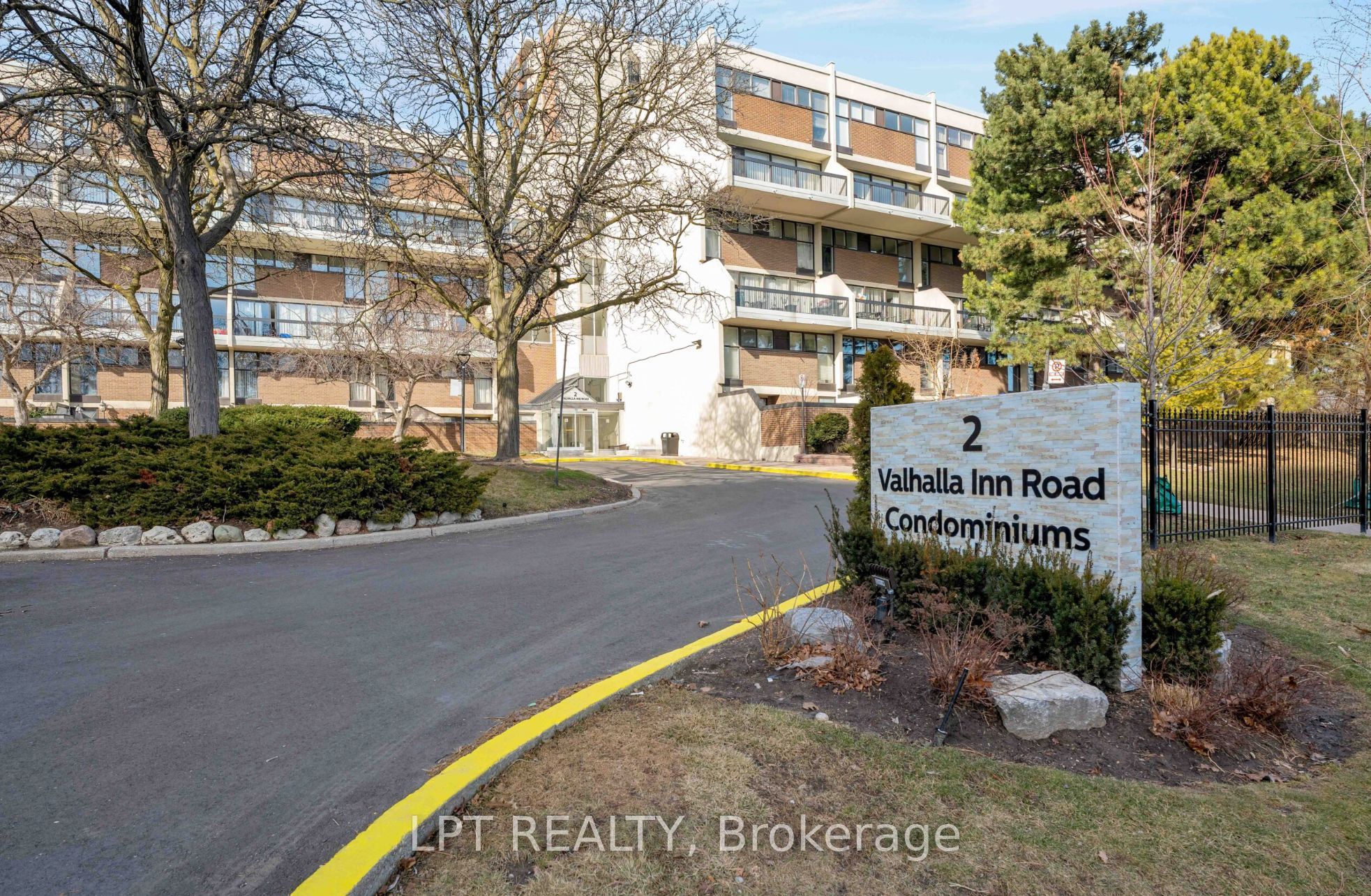 2 Valhalla Inn Road 332, Toronto, ON M9B 6C3 photo 2