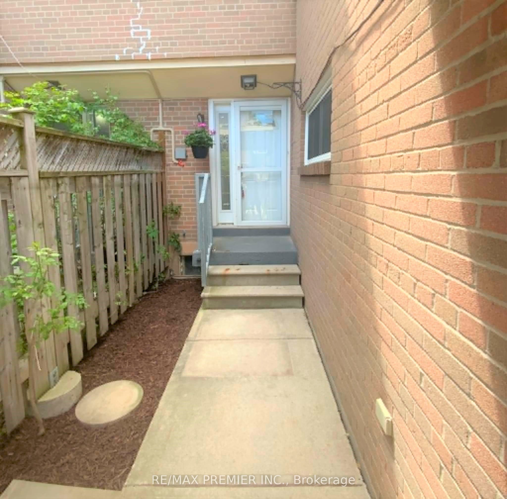248 John Garland Boulevard 82, Toronto, ON M9V 1N8 photo 2