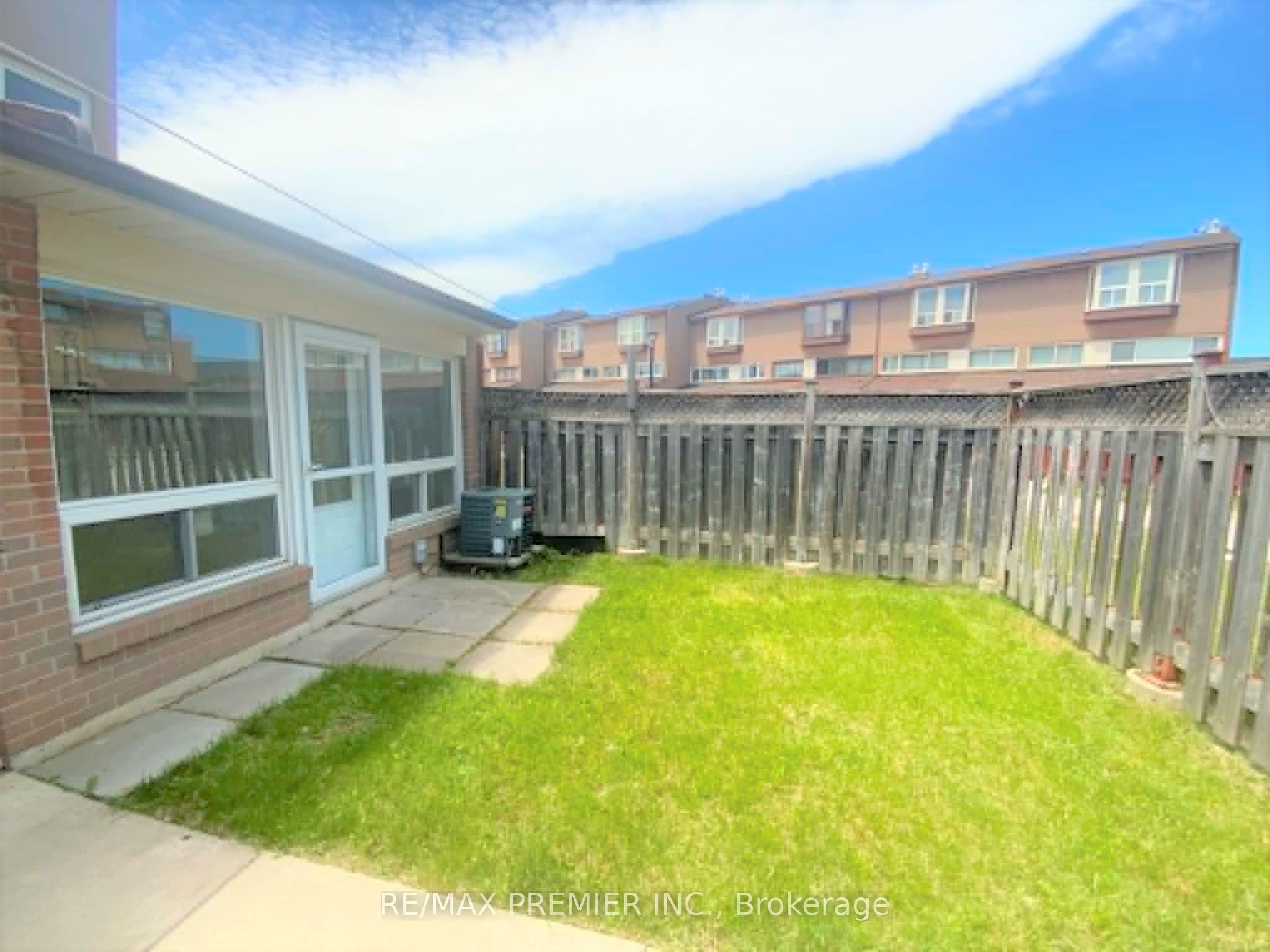 248 John Garland Boulevard 82, Toronto, ON M9V 1N8 photo 3