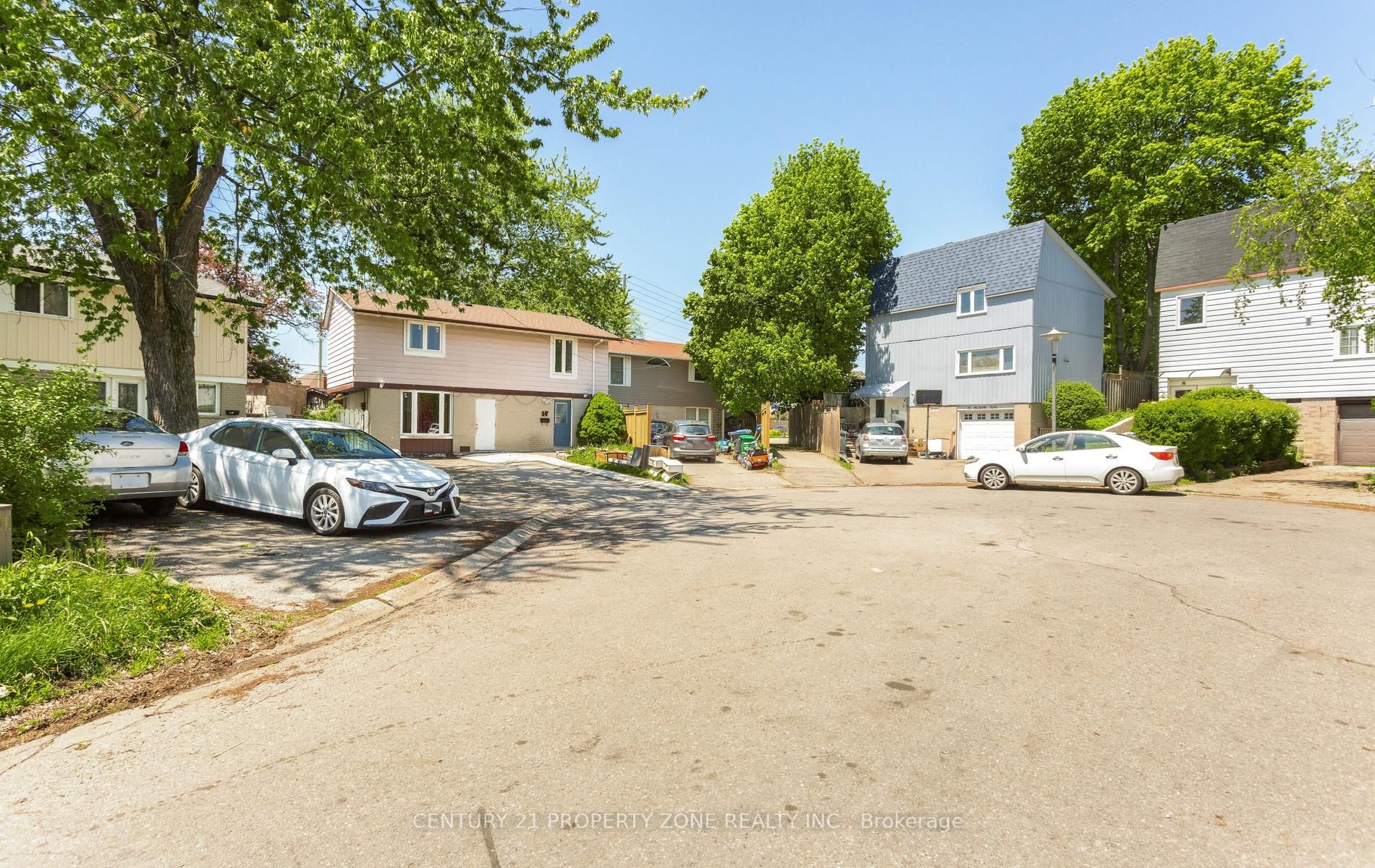 17 Hillbank Trail, Brampton, ON L6S 1P6 photo 2