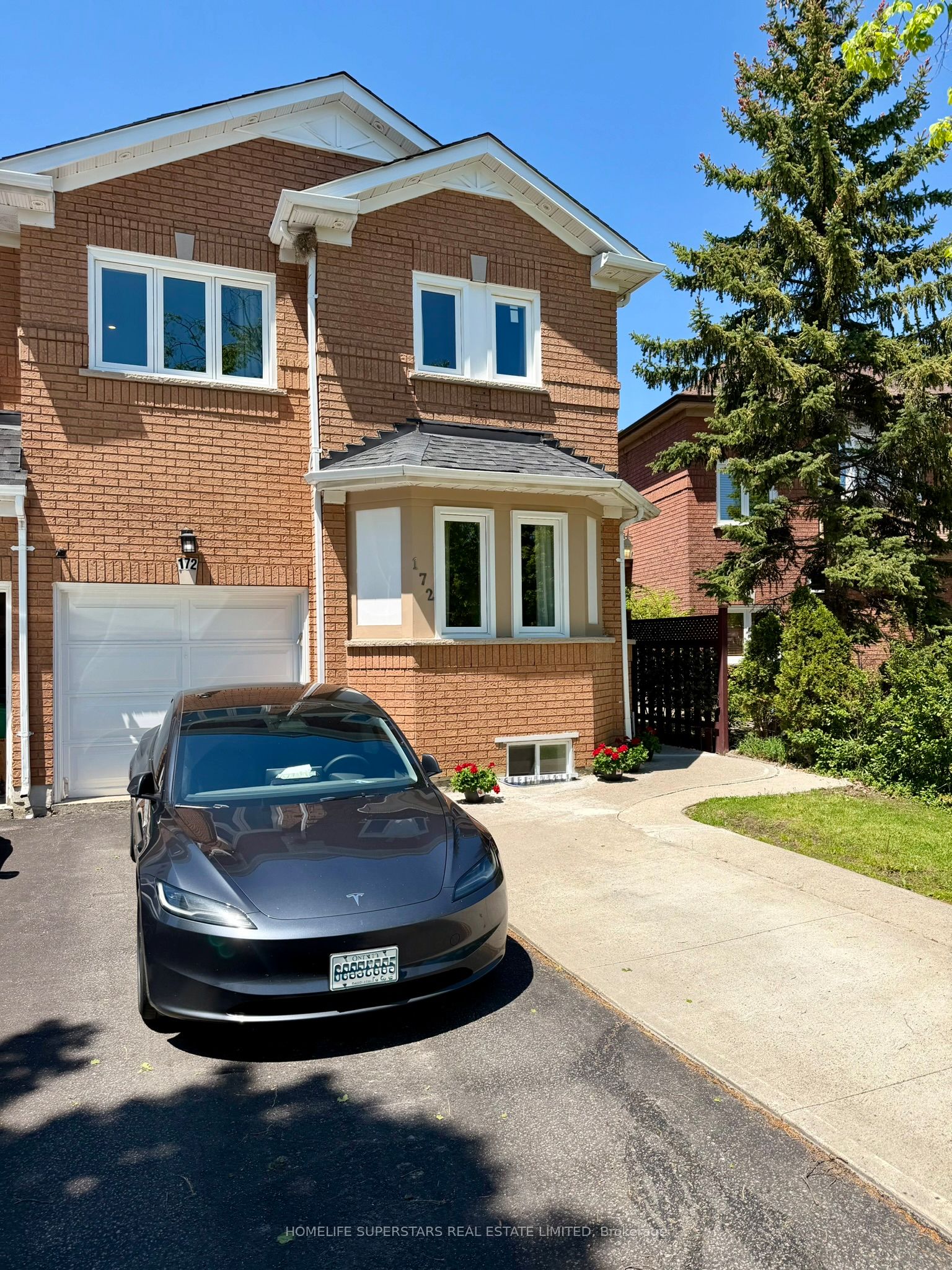 172 Rainforest Drive N, Brampton, ON L6R 1A4 photo 2
