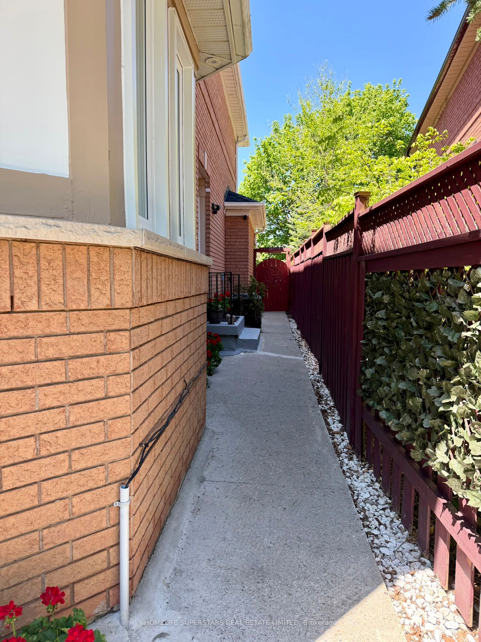 172 Rainforest Drive N, Brampton, ON L6R 1A4 photo 3
