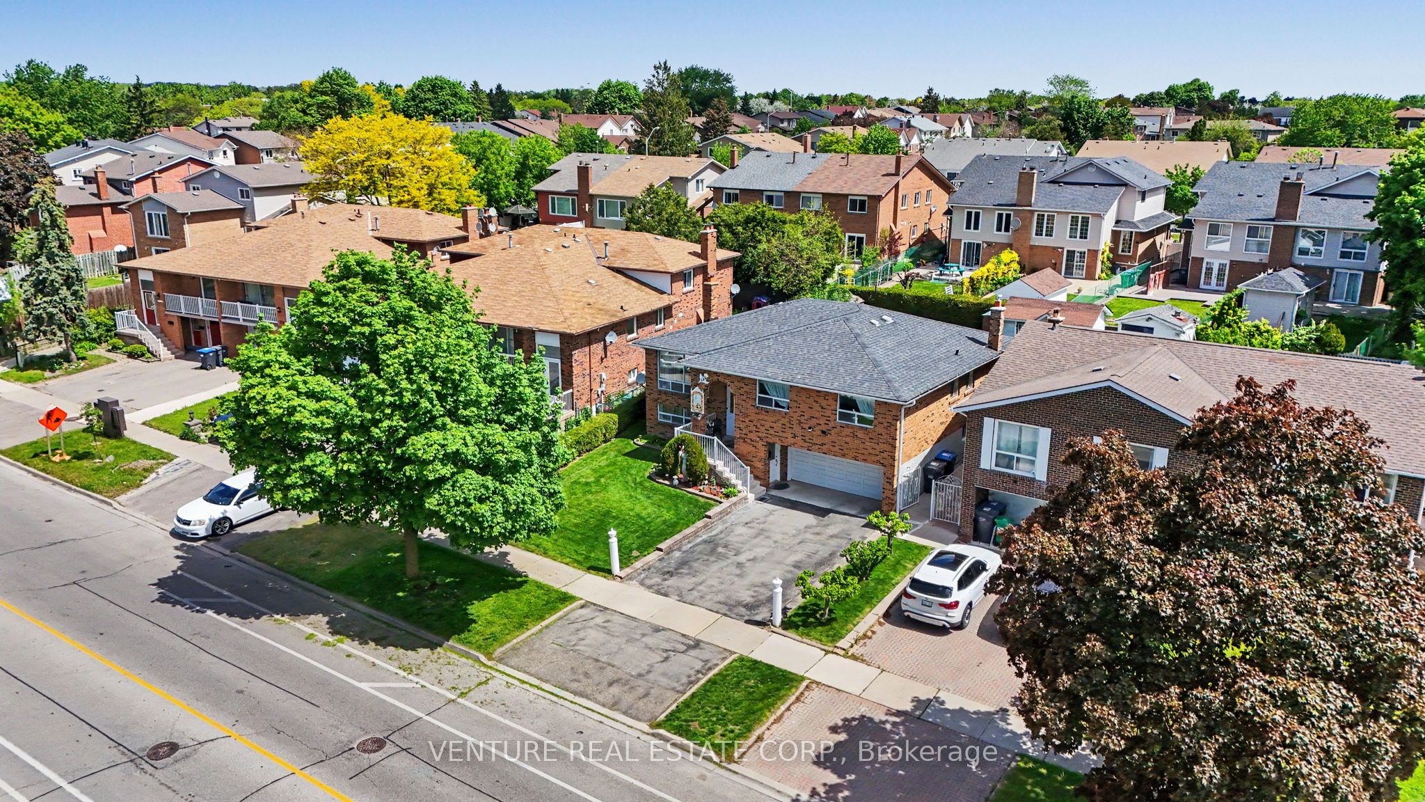 346 N Centre Street N, Brampton, ON L6V 3B5 photo 2