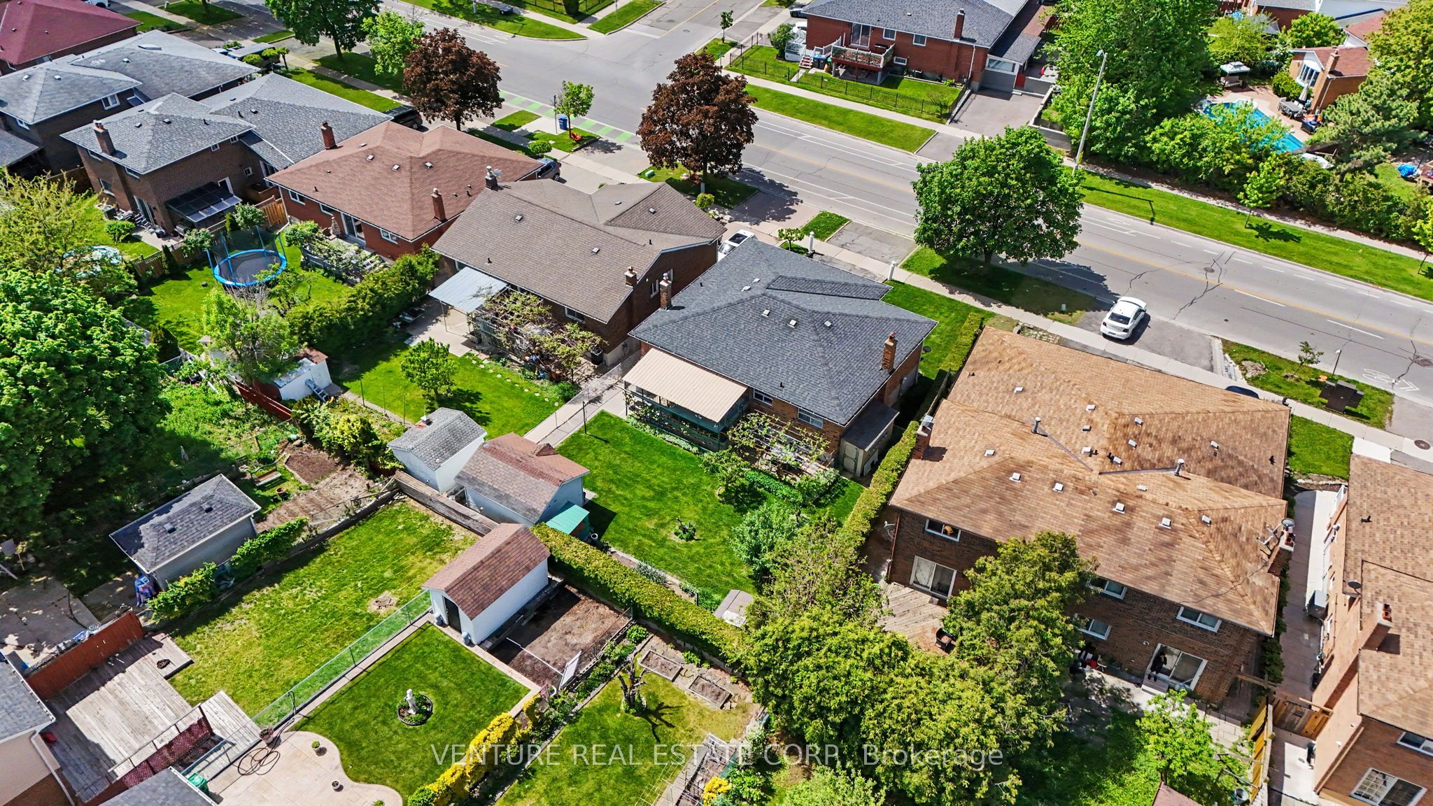 346 N Centre Street N, Brampton, ON L6V 3B5 photo 4