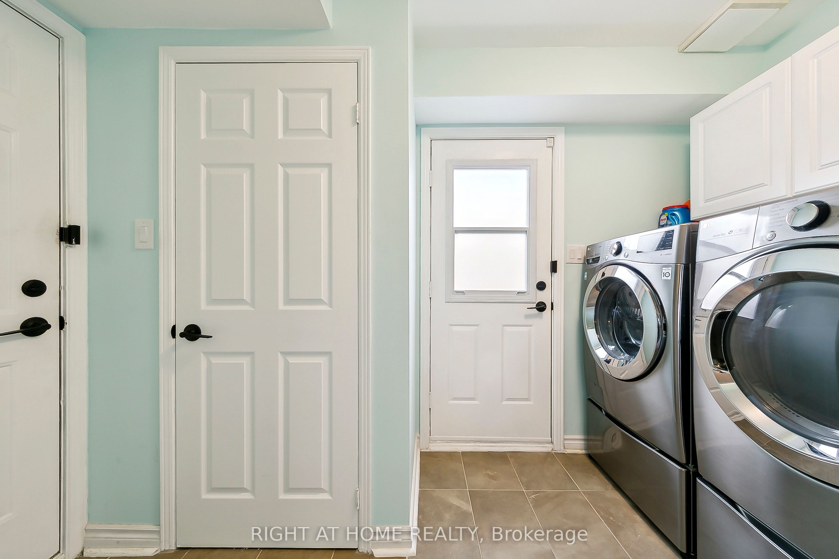 2069 Waterbridge Drive N, Burlington, ON L7M 3W2 photo 5