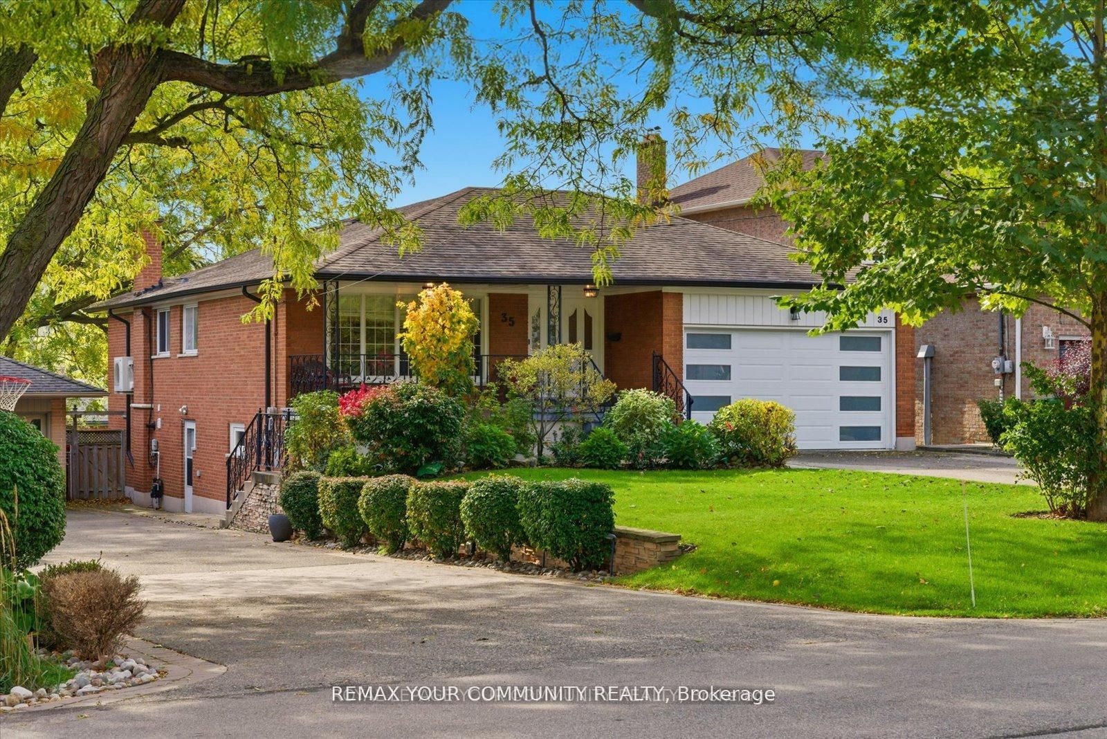 35 Sunvale Drive, Toronto, ON M9R 1Z4 photo 2