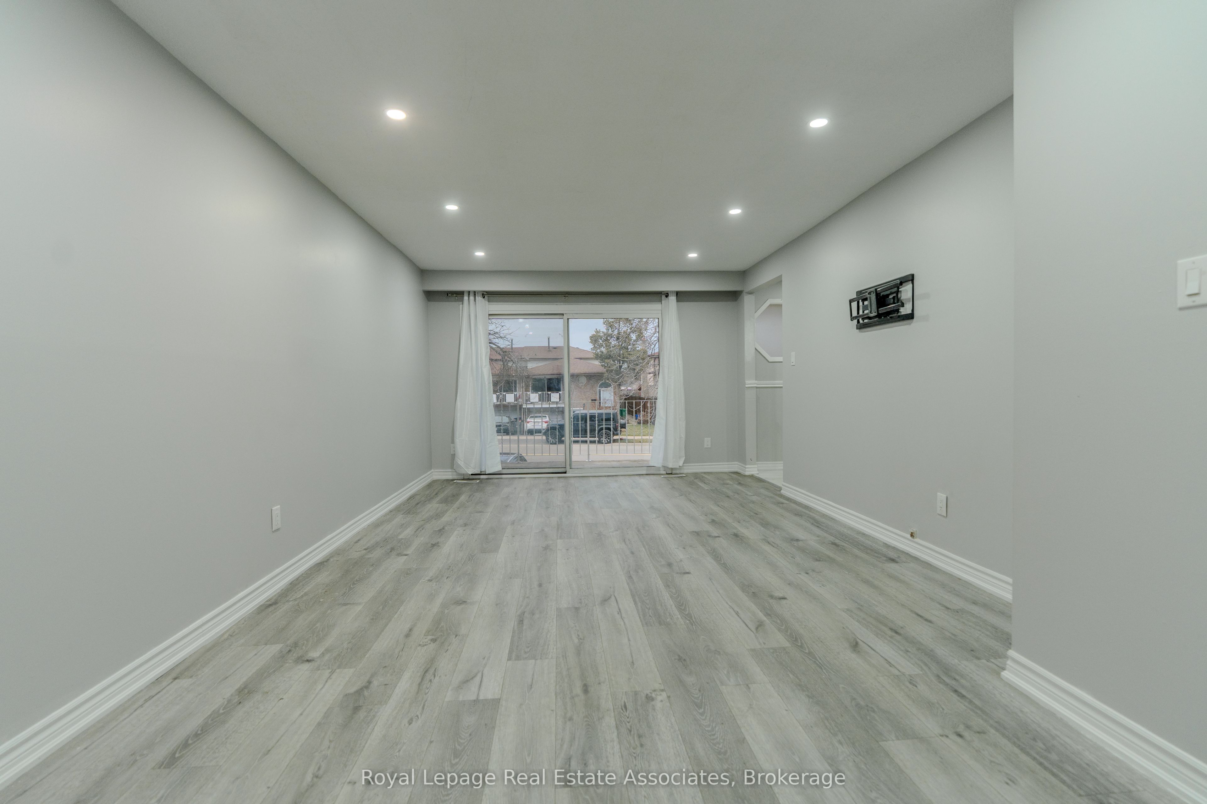 337 Hansen Road N, Brampton, ON L6V 2Y2 photo 4