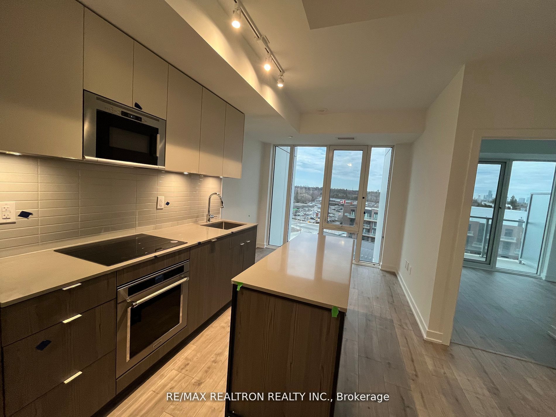220 Missinnihe Way 817, Mississauga, ON L5H 0A9 photo 4