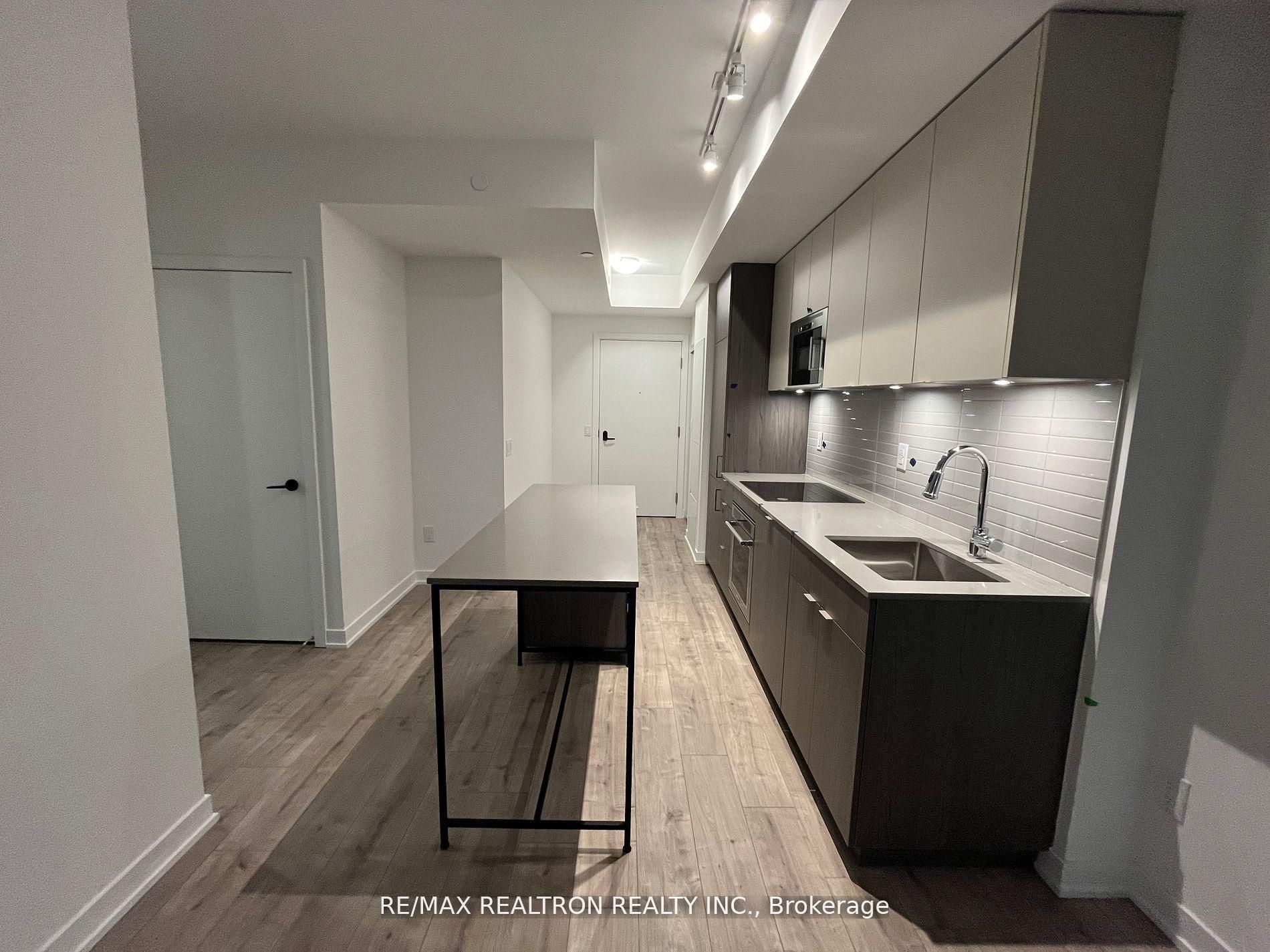 220 Missinnihe Way 817, Mississauga, ON L5H 0A9 photo 5