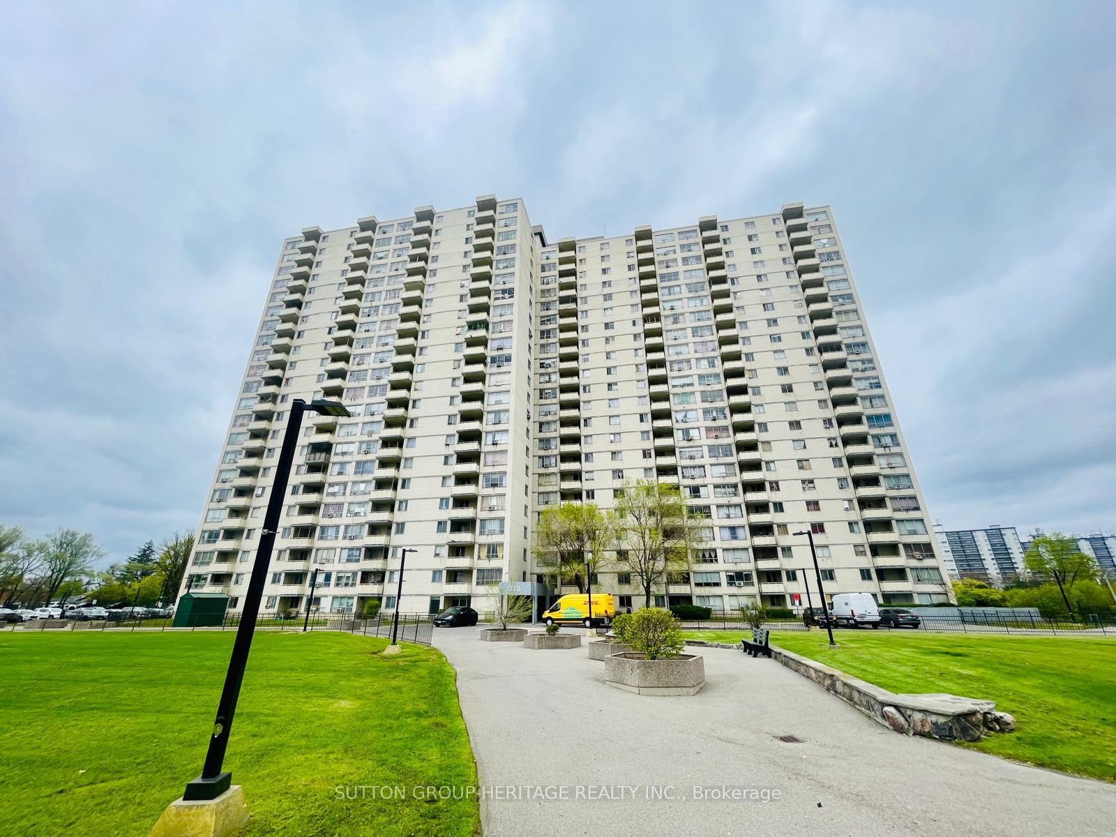 320 Dixon Road 1613, Toronto, ON M9R 1S8
