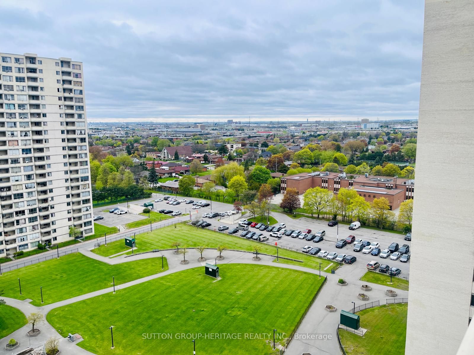 320 Dixon Road 1613, Toronto, ON M9R 1S8 photo 3