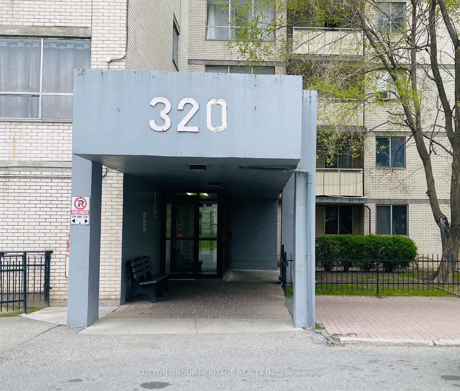 320 Dixon Road 1613, Toronto, ON M9R 1S8 photo 4