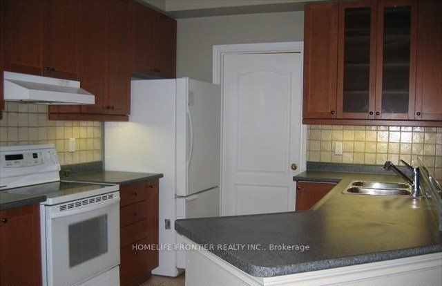 3351 Cawthra Road 402, Mississauga, ON L5A 4N5 photo 2